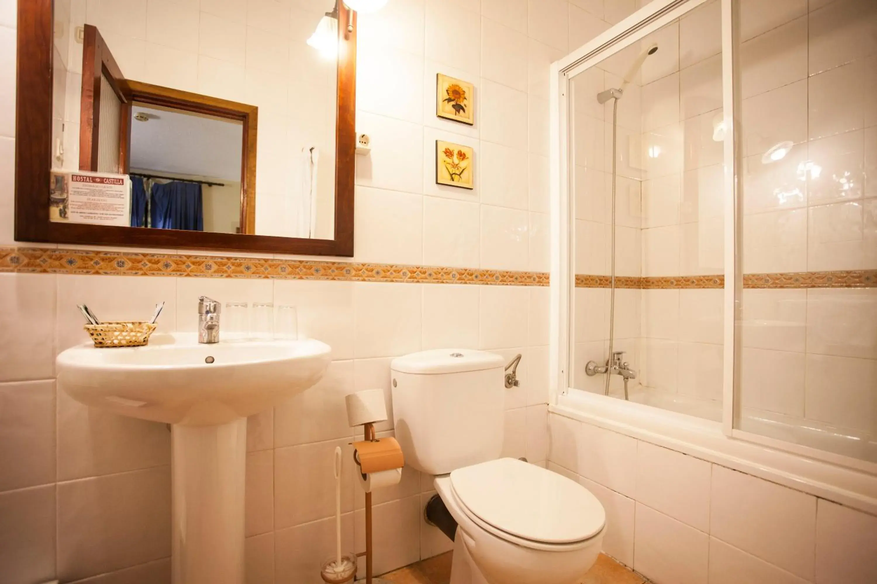 Double Room with 2 Extra Beds in Hostal Castilla Double Room with 2 Extra Beds in Hostal Castilla