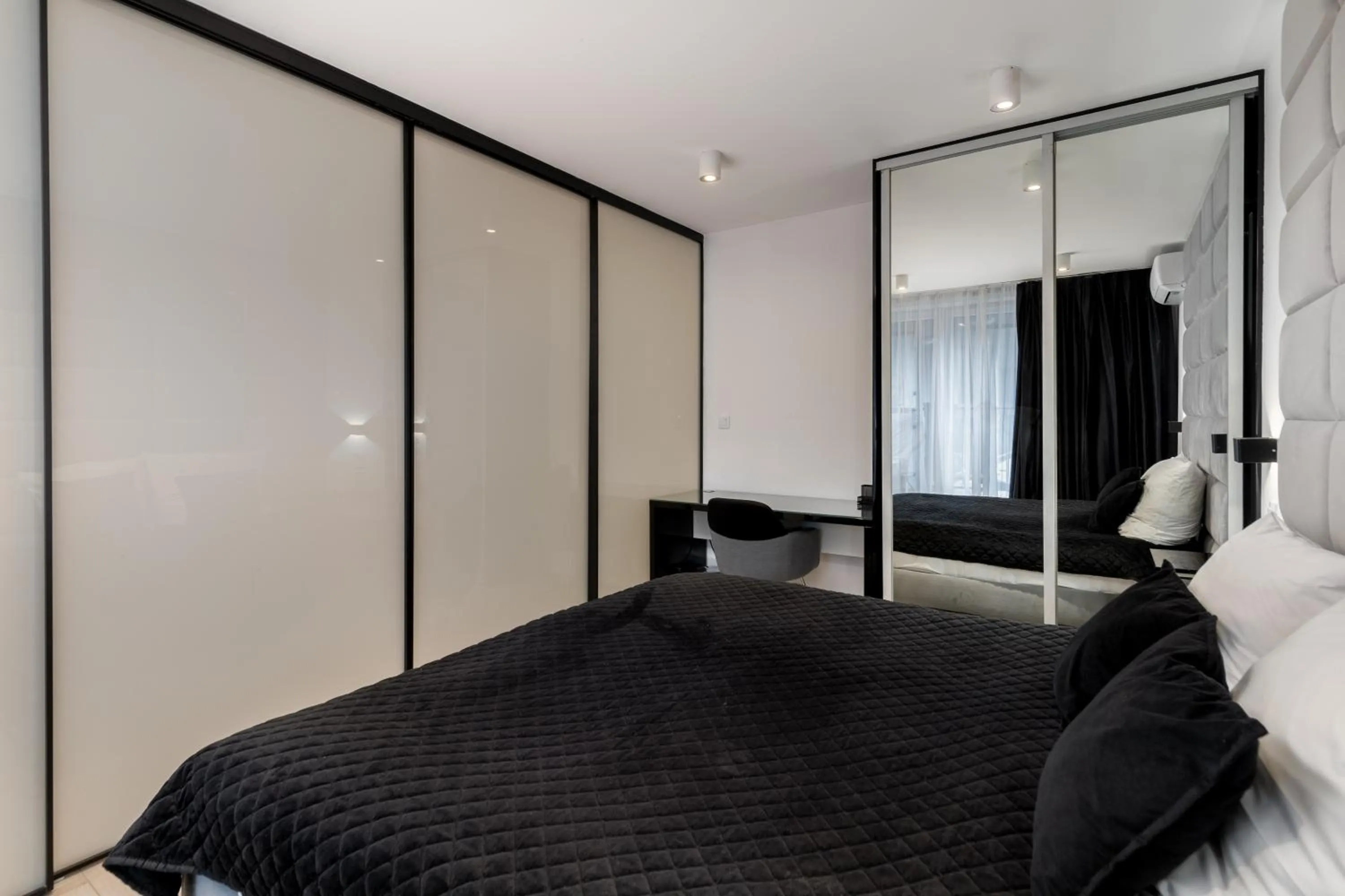 Bed in Diamonds Apartment