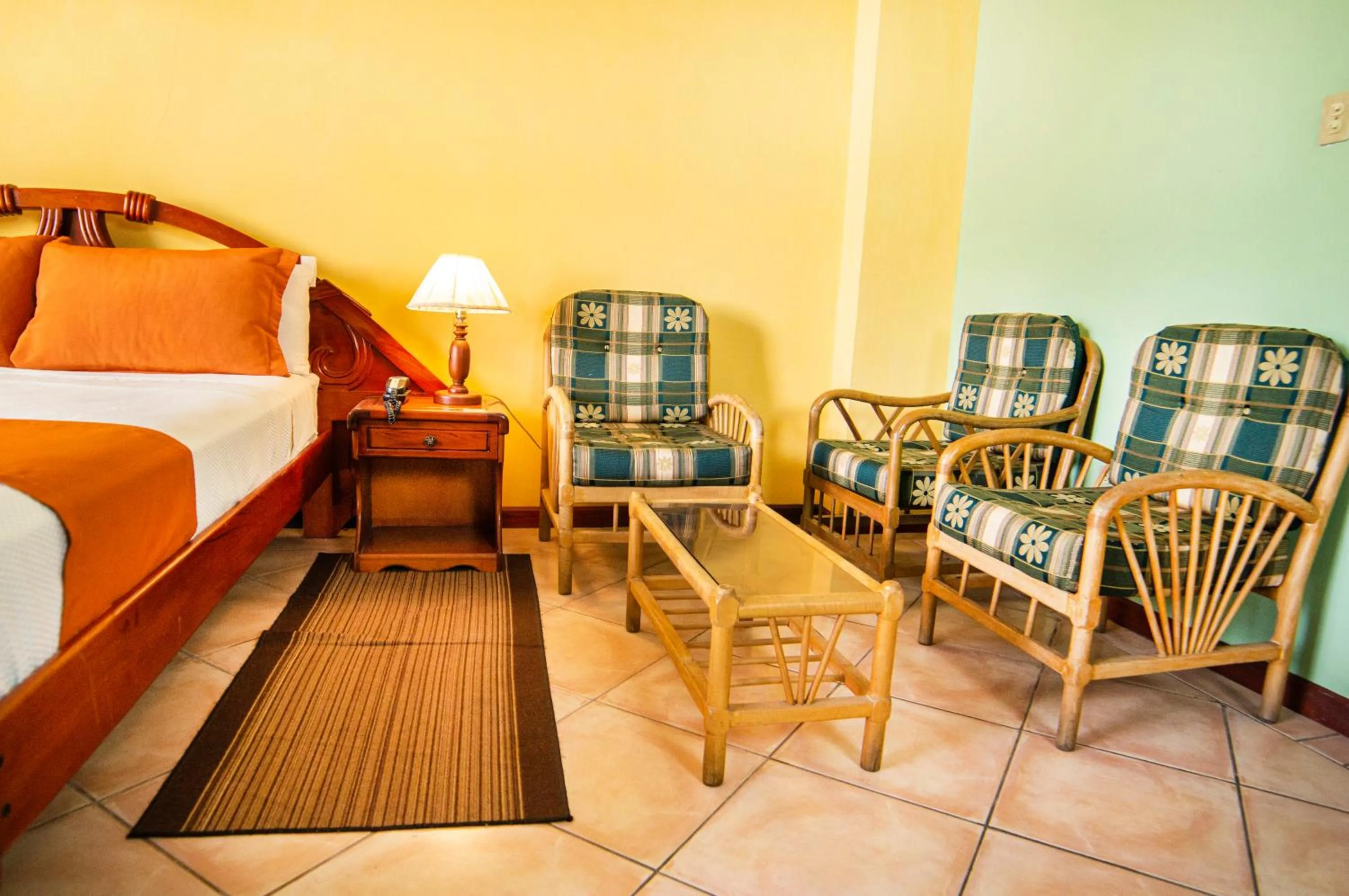 Living room, Bed in Hotel El Auca