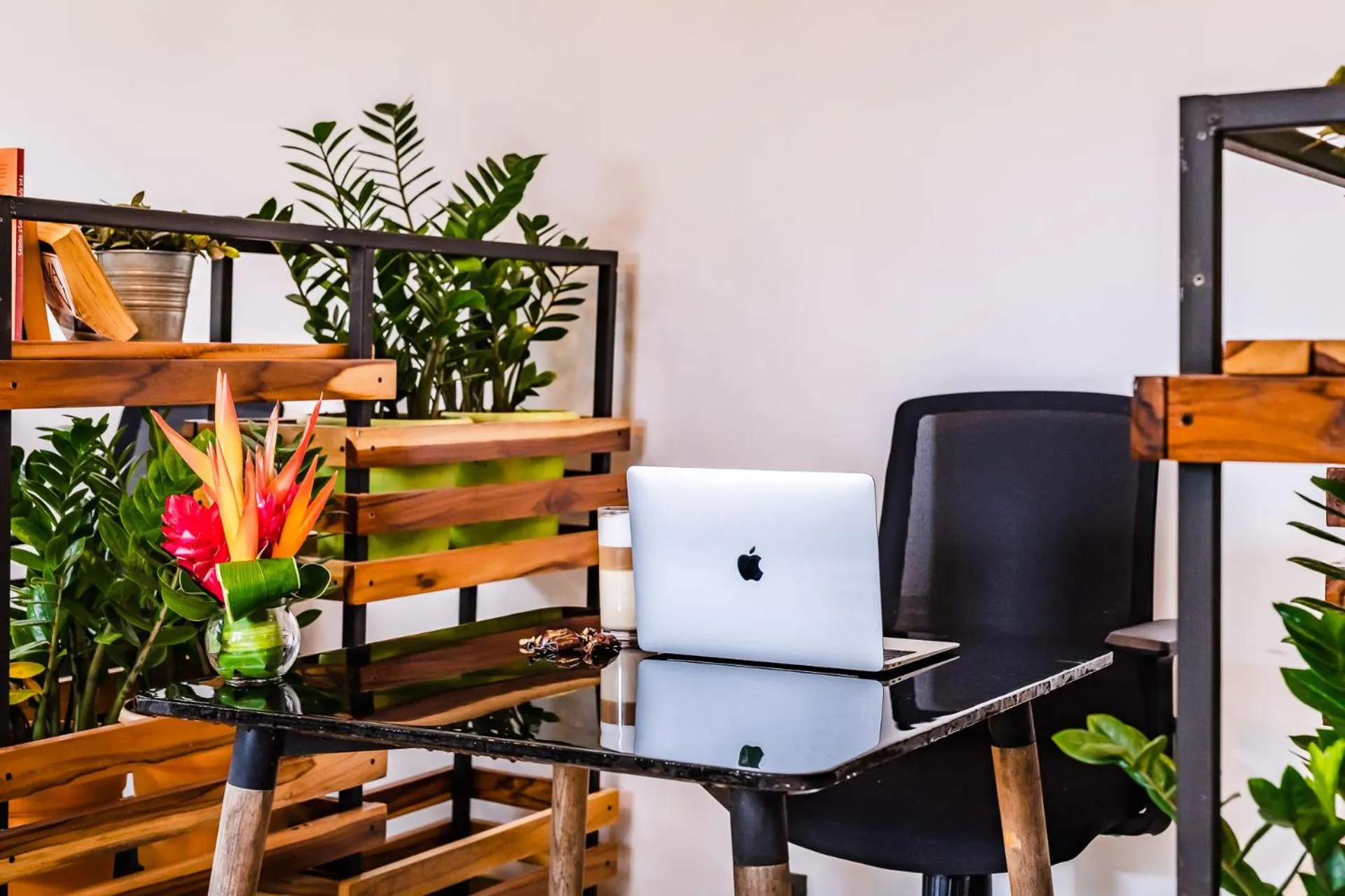 Restaurant/places to eat in In the Shade Hotel - Coworking - 300Mbit - Adults Only