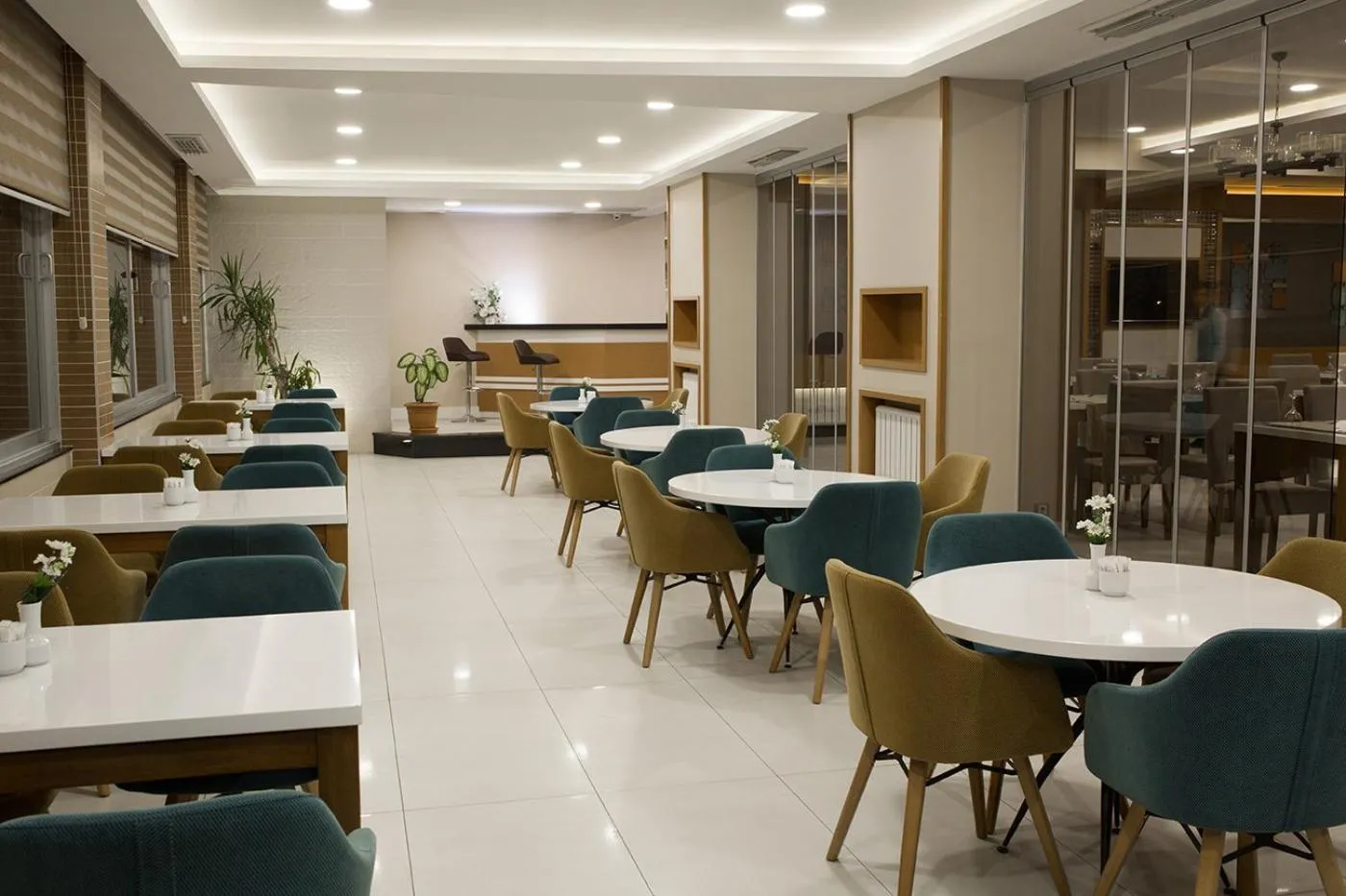 Restaurant/places to eat in White Star Hotel