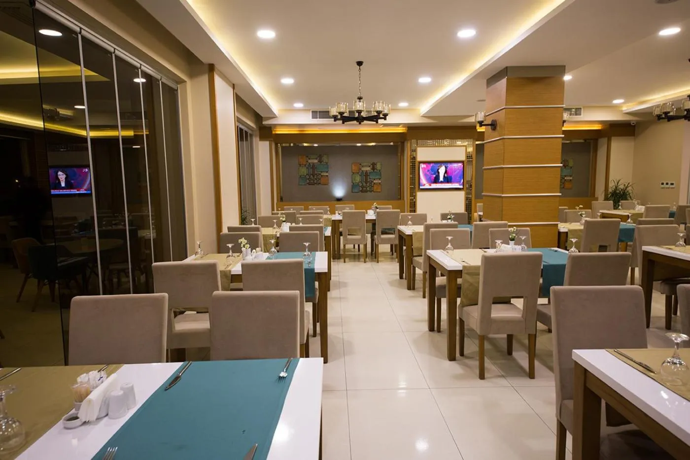 Restaurant/places to eat in White Star Hotel