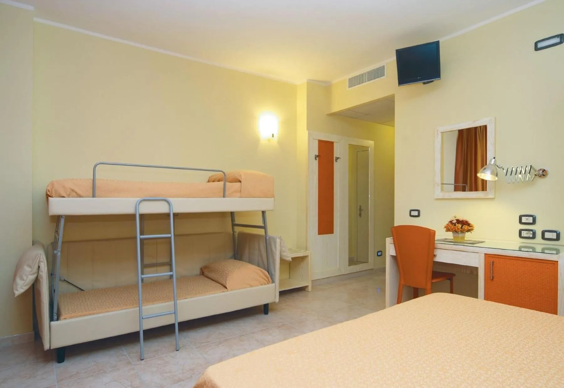 bunk bed, Bed in Hotel Cristal Eboli