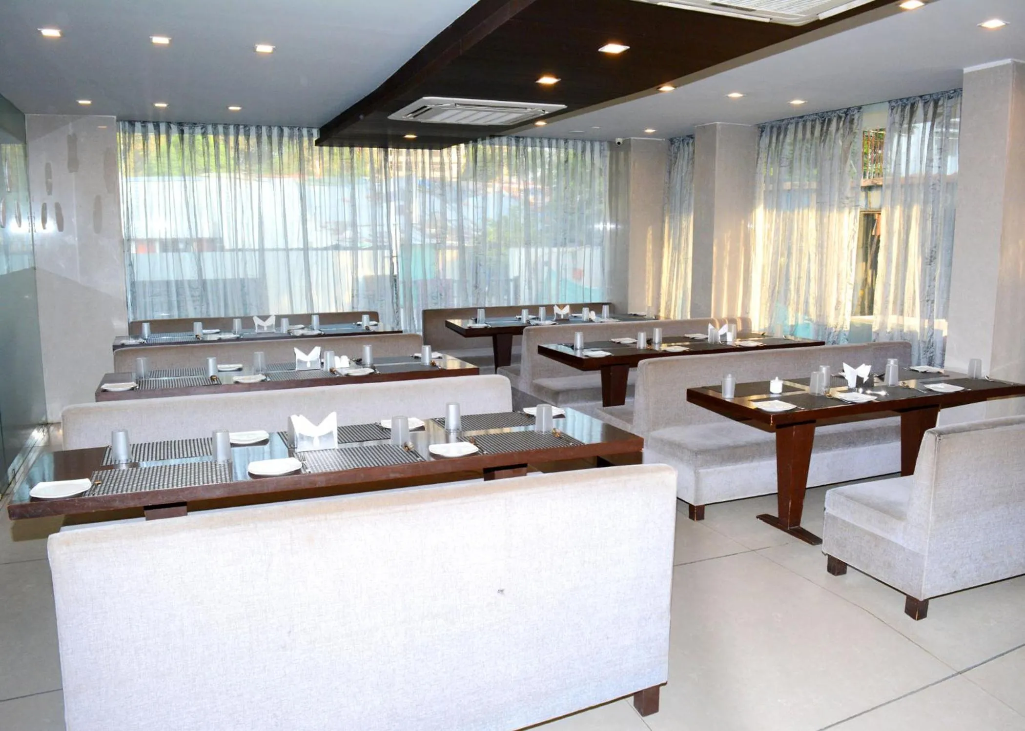 Restaurant/places to eat in Veronica Hotel