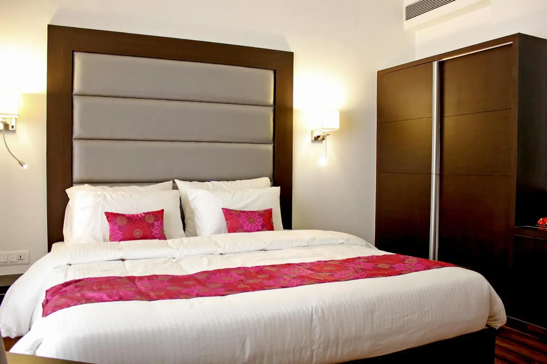 Photo of the whole room, Bed in Veronica Hotel Photo of the whole room, Bed in Veronica Hotel