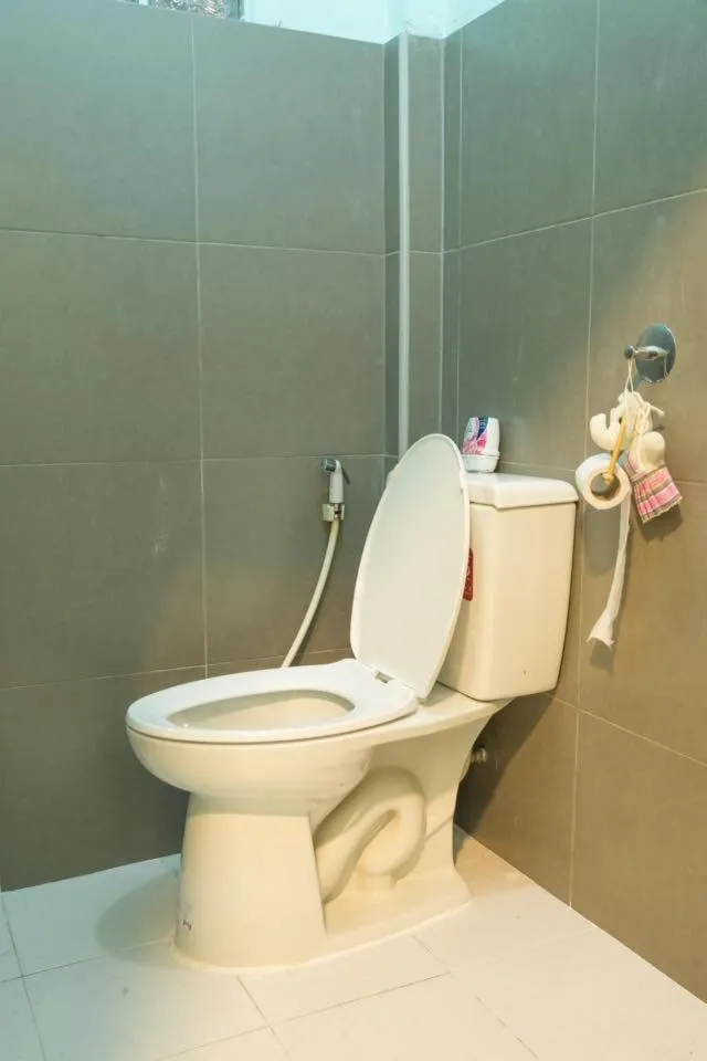 Toilet in Nang Ta Yon @ Ban Thap Chang Hostel