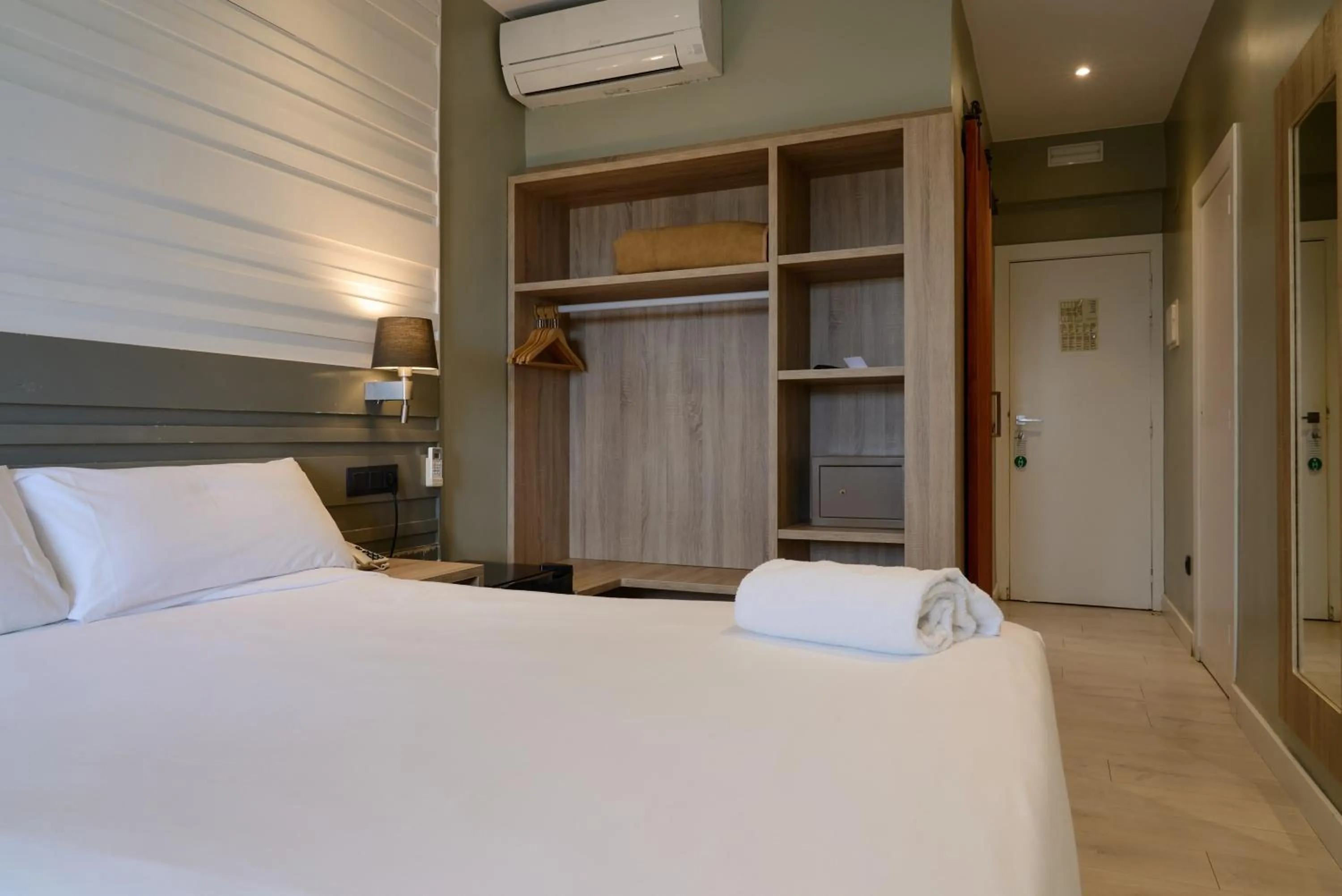 Photo of the whole room, Bed in Hotel Miramar Badalona