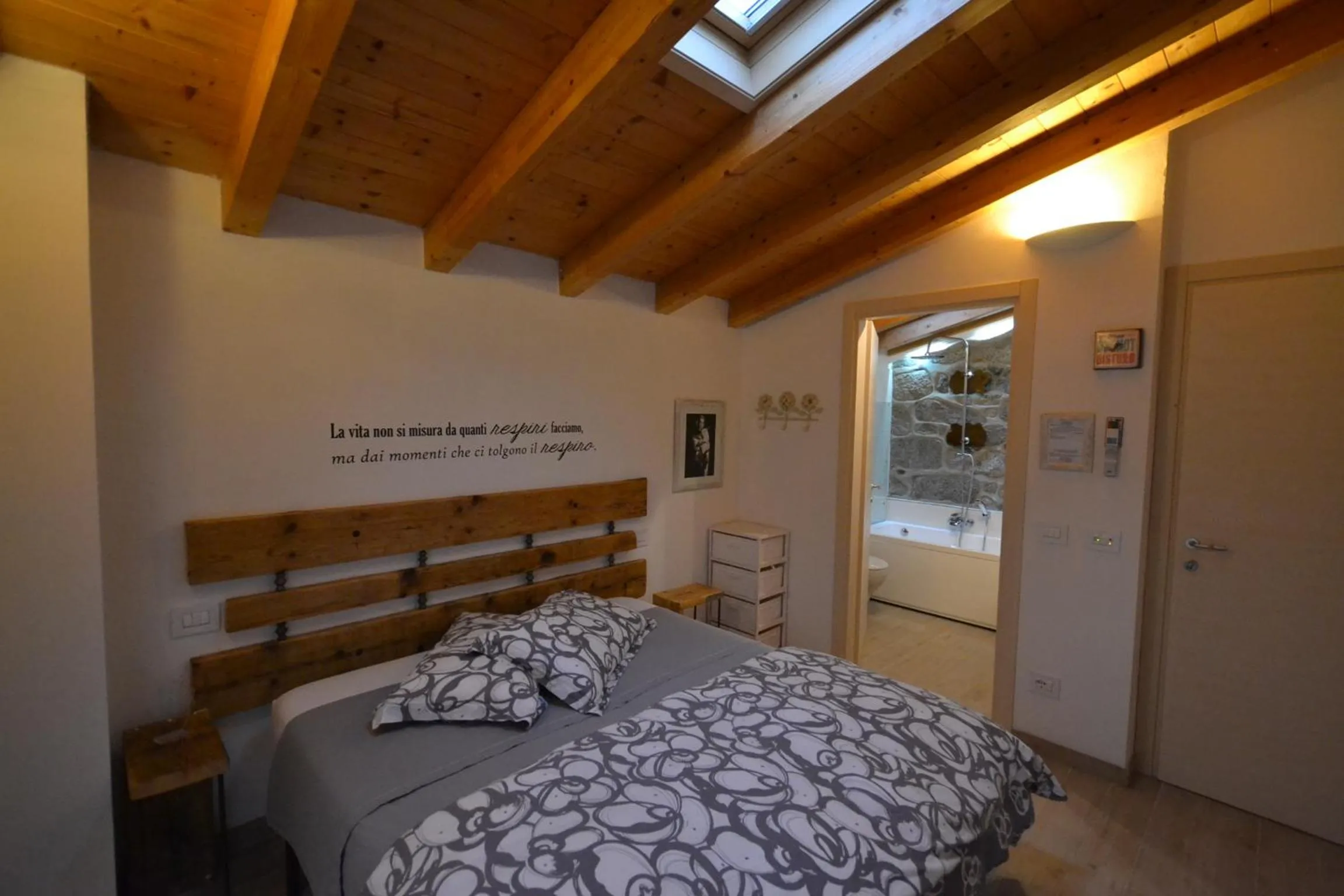 Shower, Bed in B&B Il Noce alla Finestra