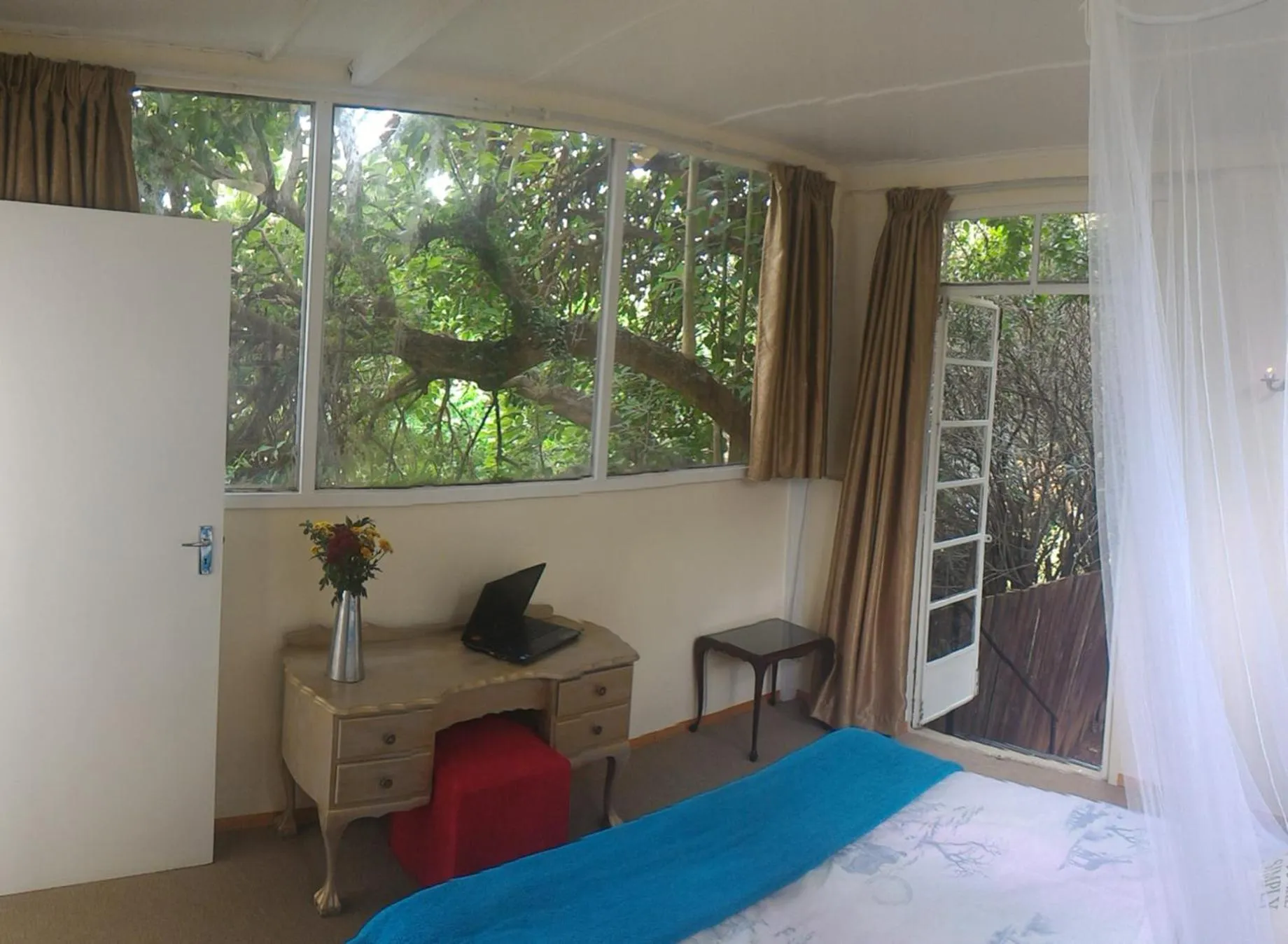 Seating area, Bed in Westmoreland Lodge