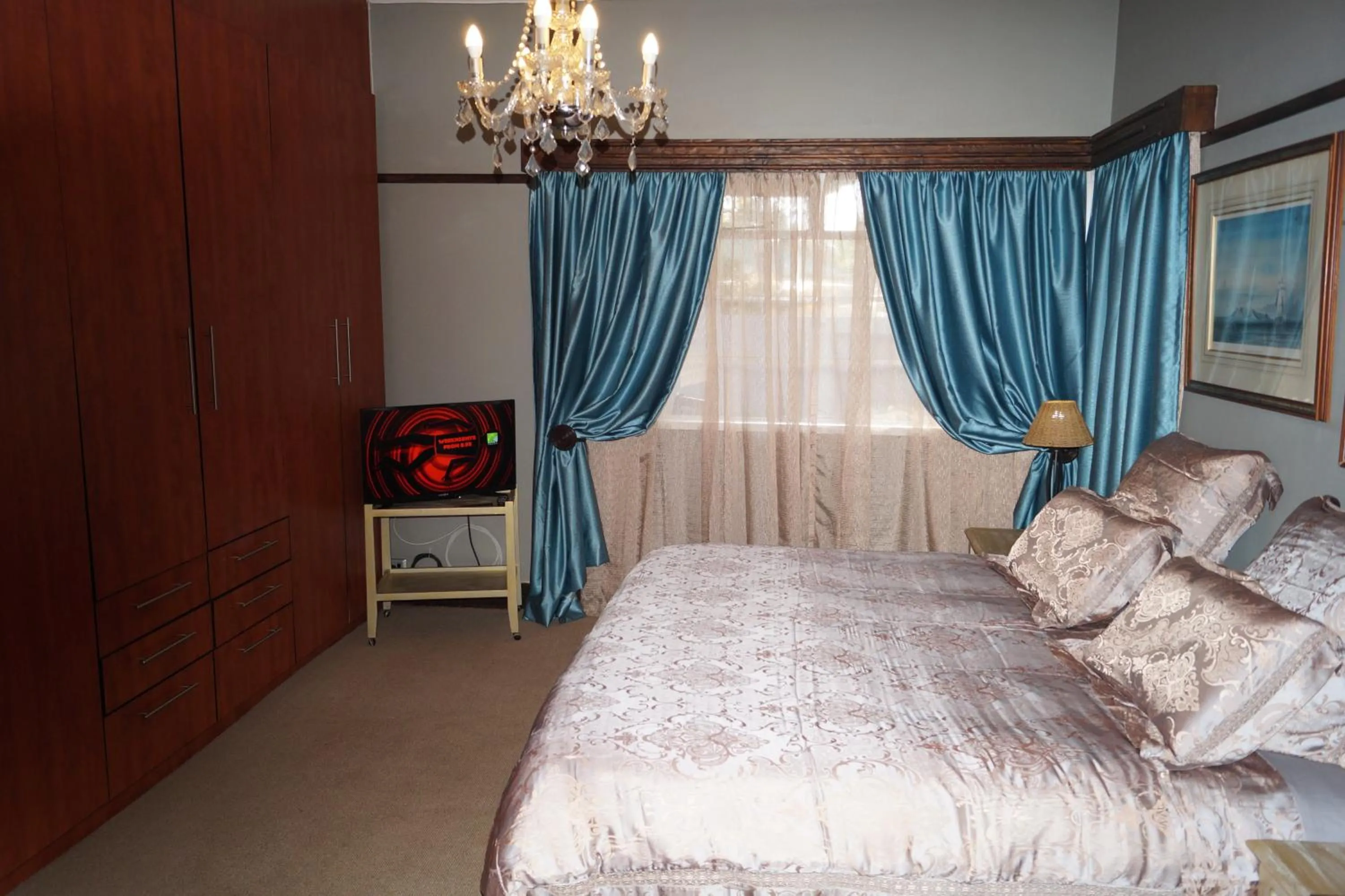 Photo of the whole room, Bed in Westmoreland Lodge