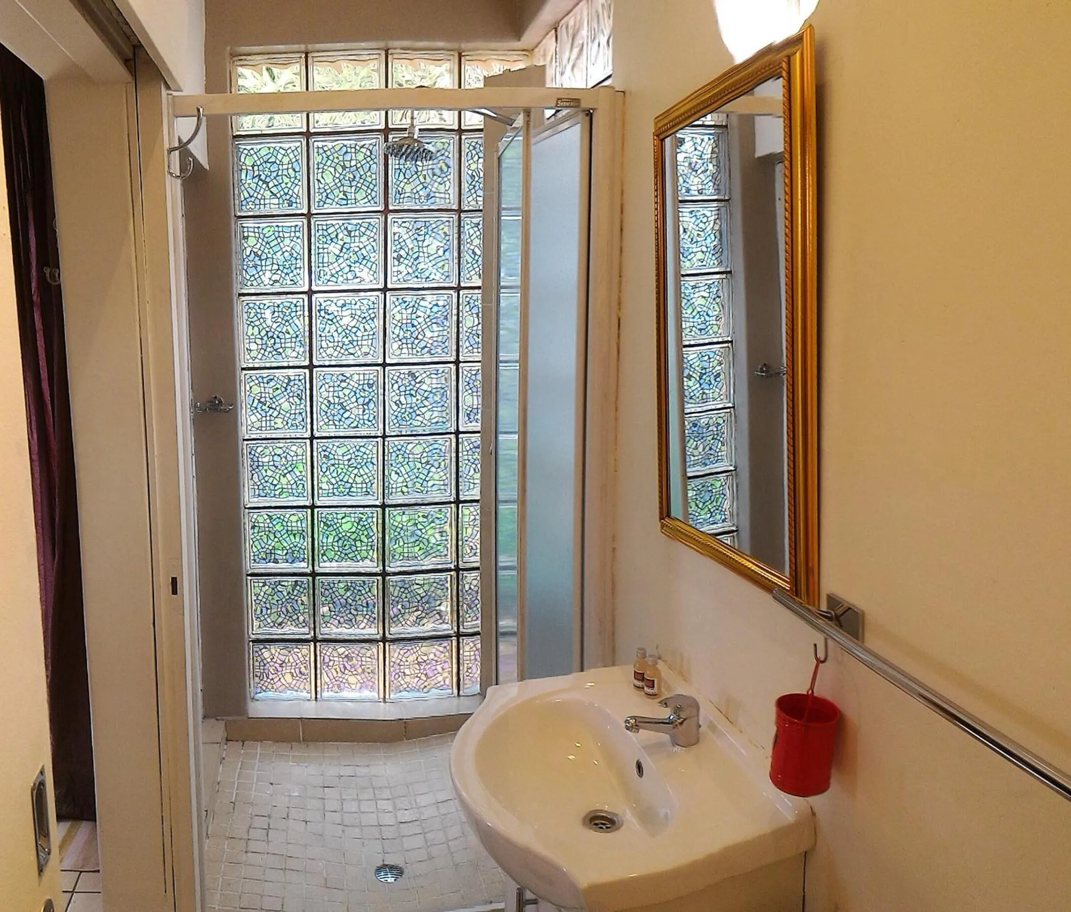 Shower in Westmoreland Lodge