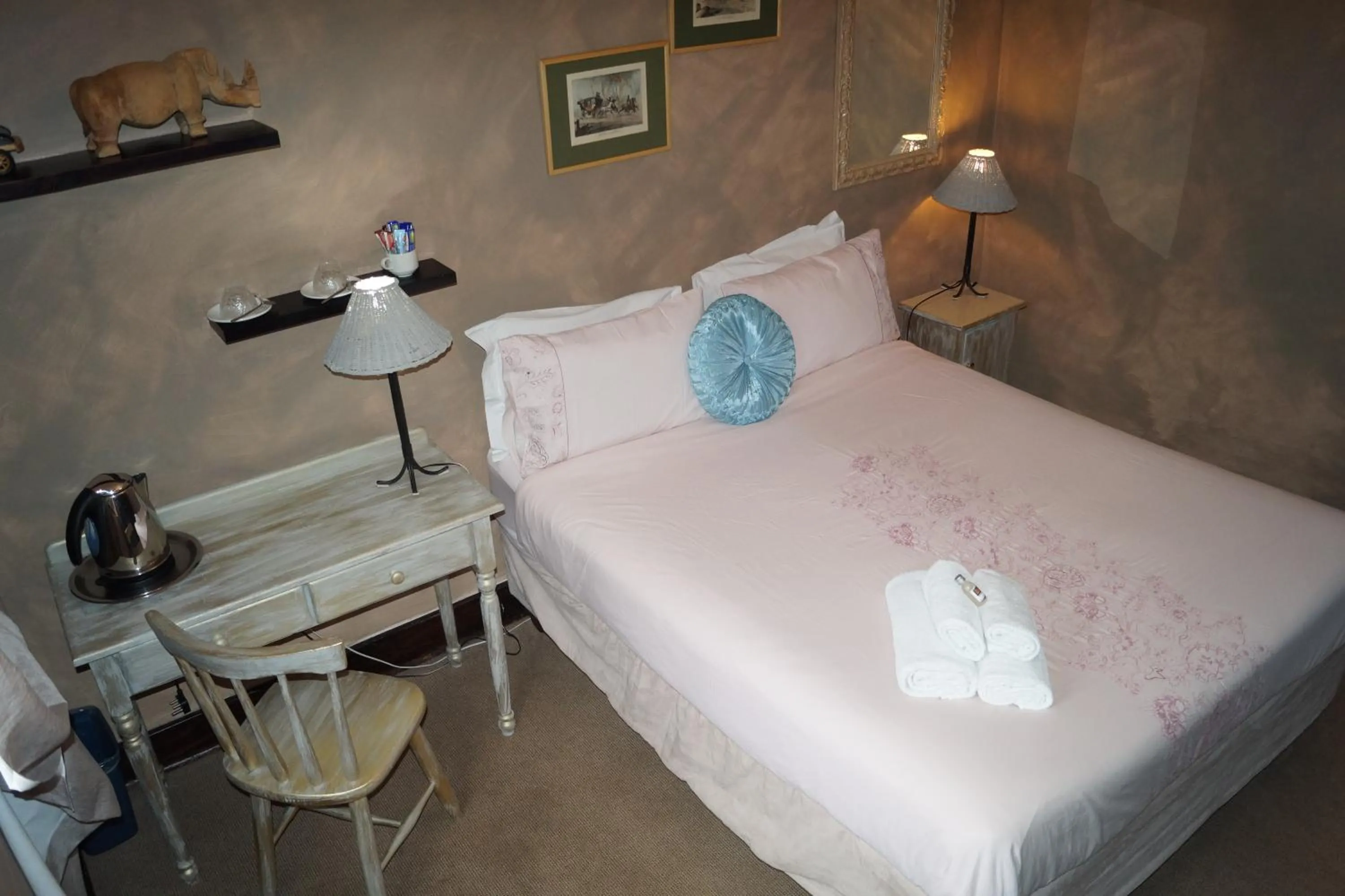 Photo of the whole room, Bed in Westmoreland Lodge