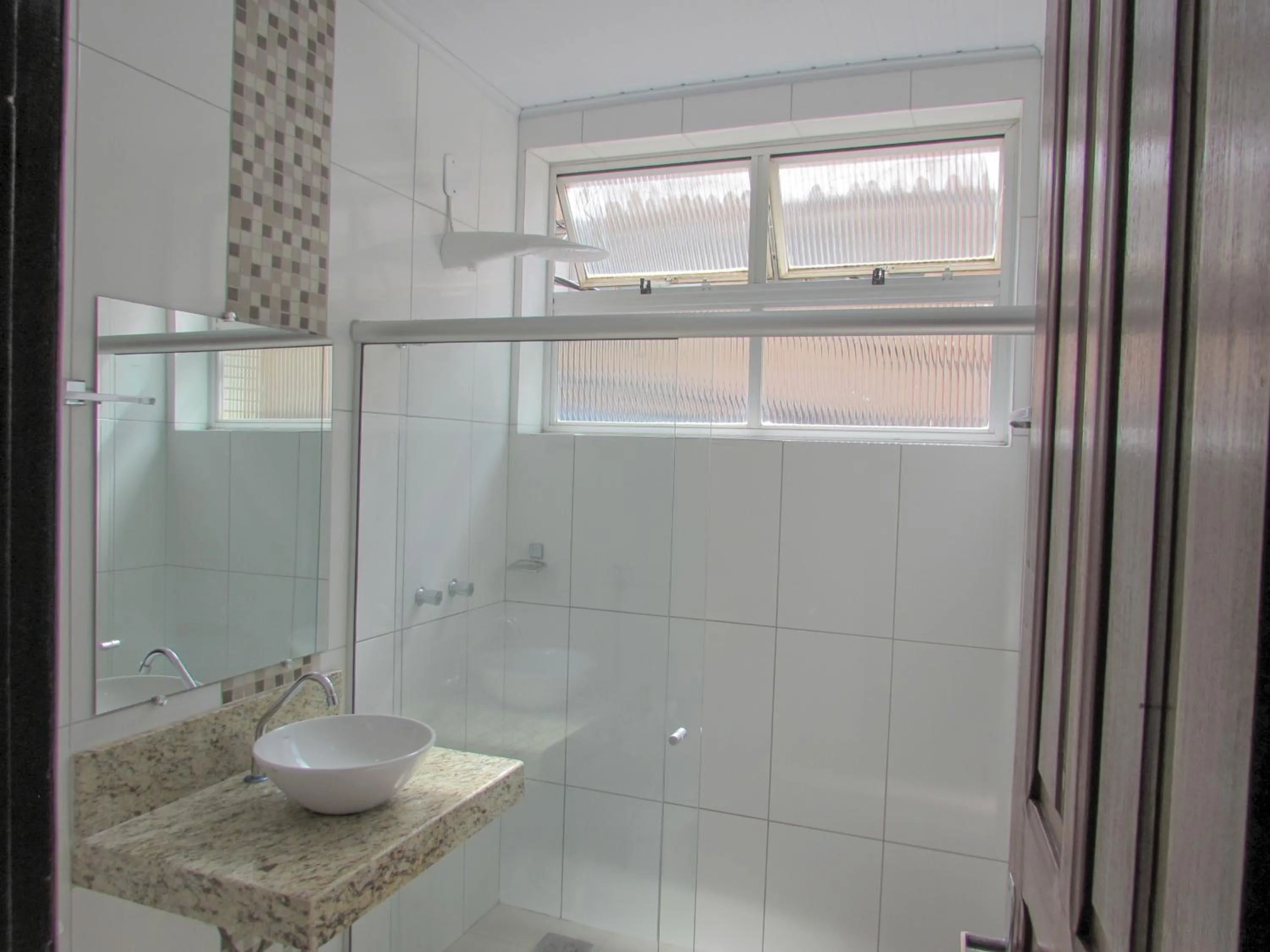 Bathroom in San Diego Lancaster Teófilo Otoni