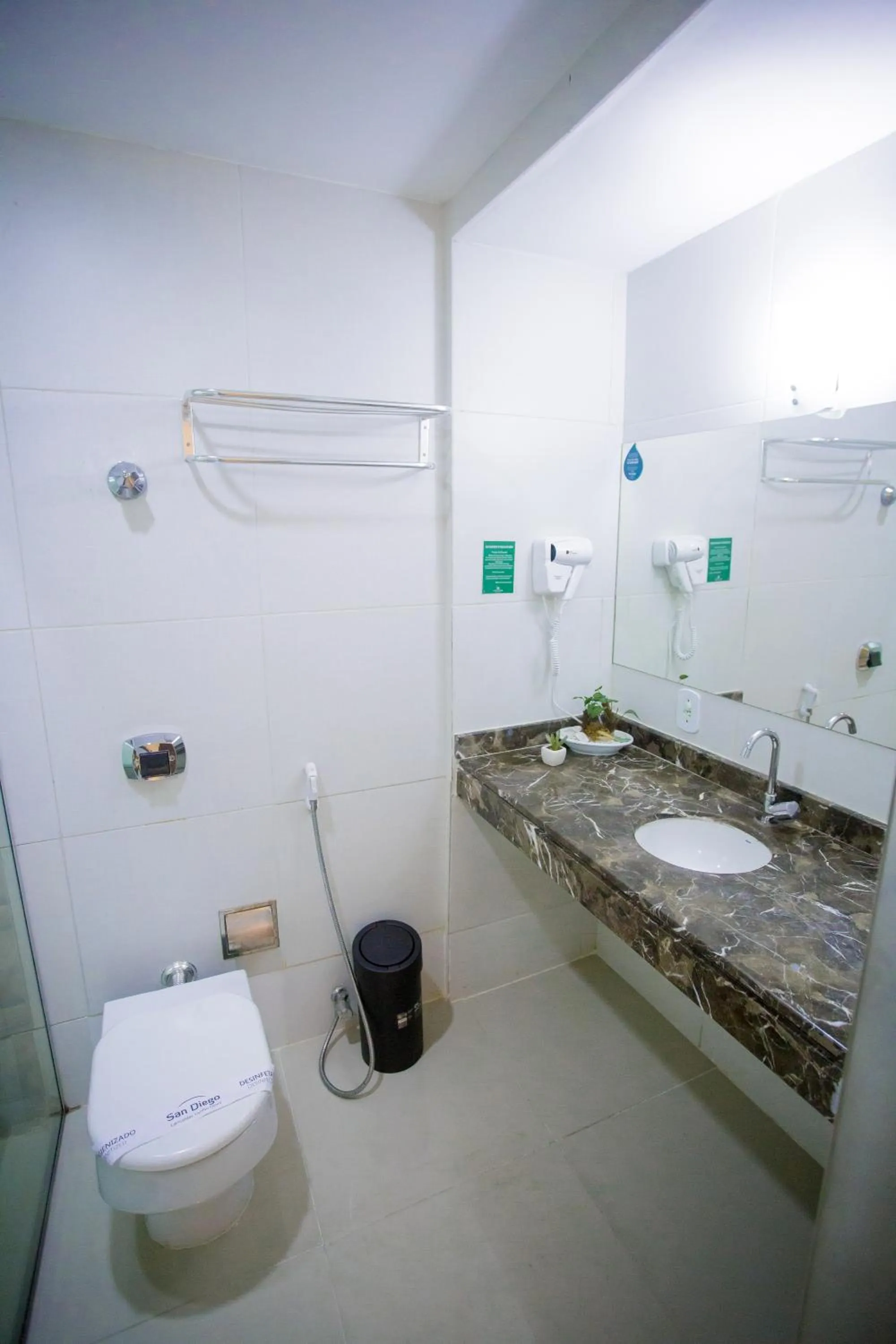 Bathroom in San Diego Lancaster Teófilo Otoni