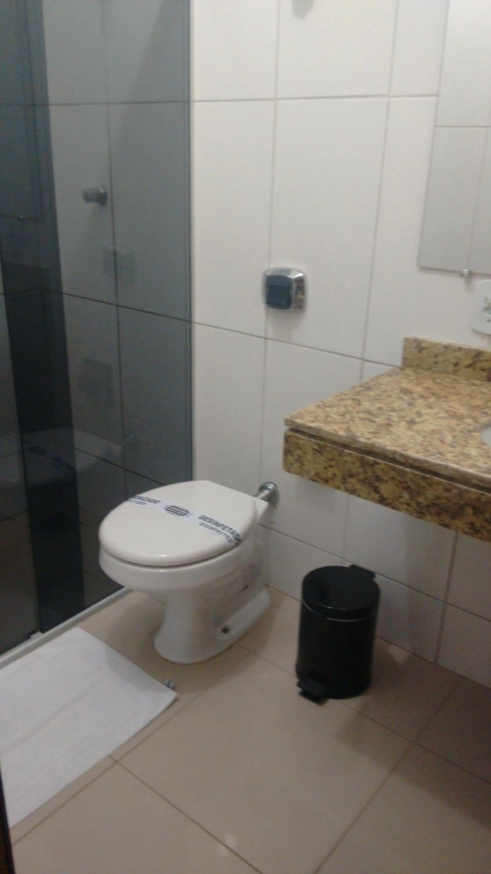 Bathroom in San Diego Lancaster Teófilo Otoni