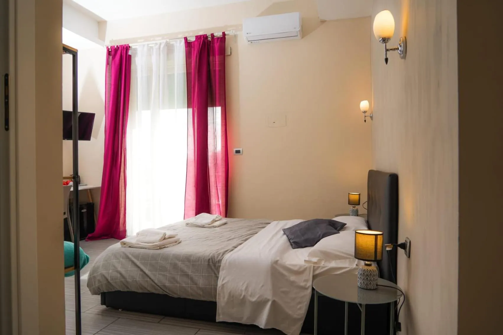 Photo of the whole room, Bed in B&B Paradise