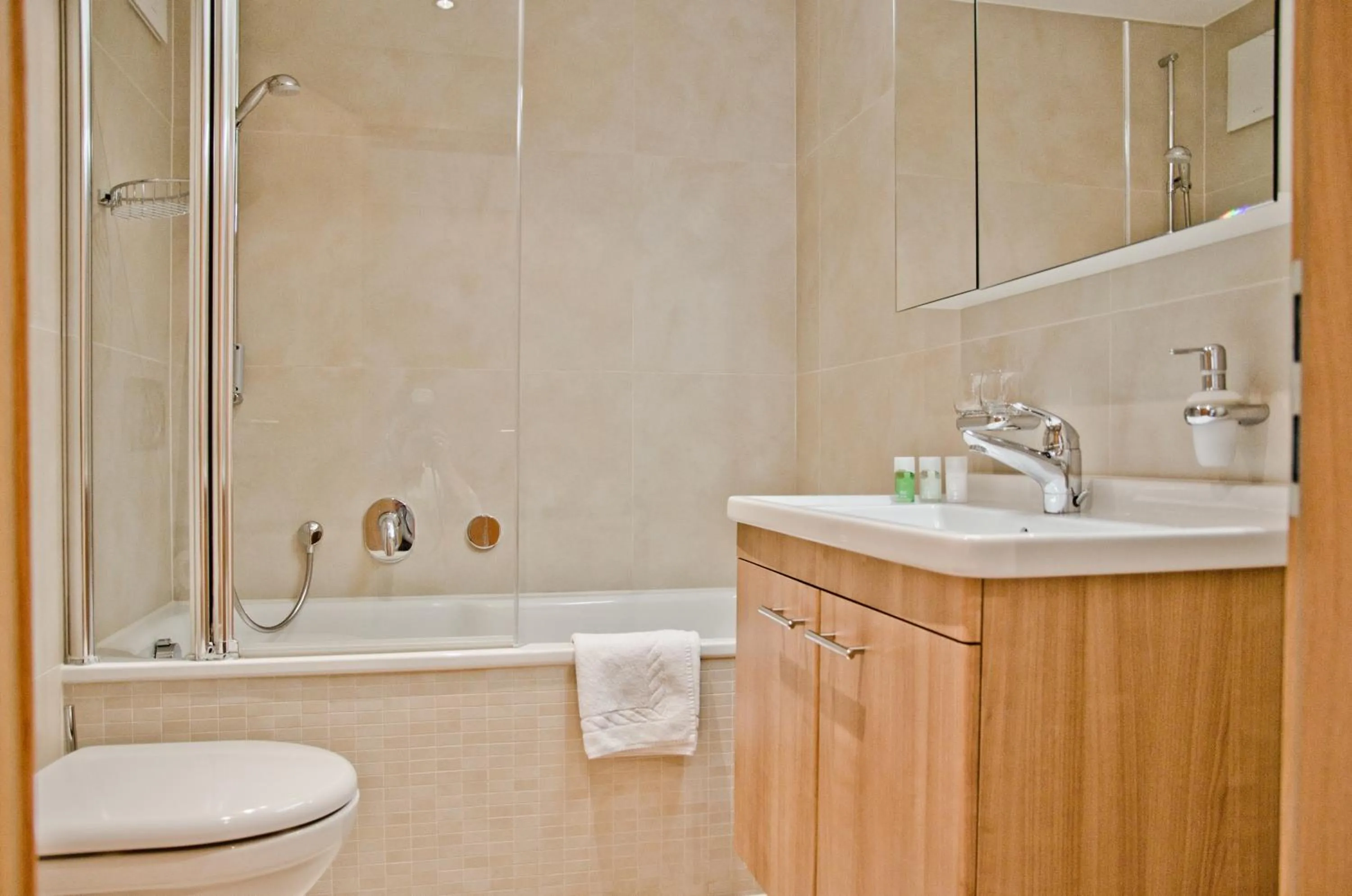 Bathroom in Apartment Delta - GRIWA RENT AG