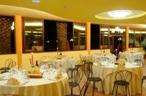Restaurant/places to eat in Hotel Oasis Restaurant/places to eat in Hotel Oasis