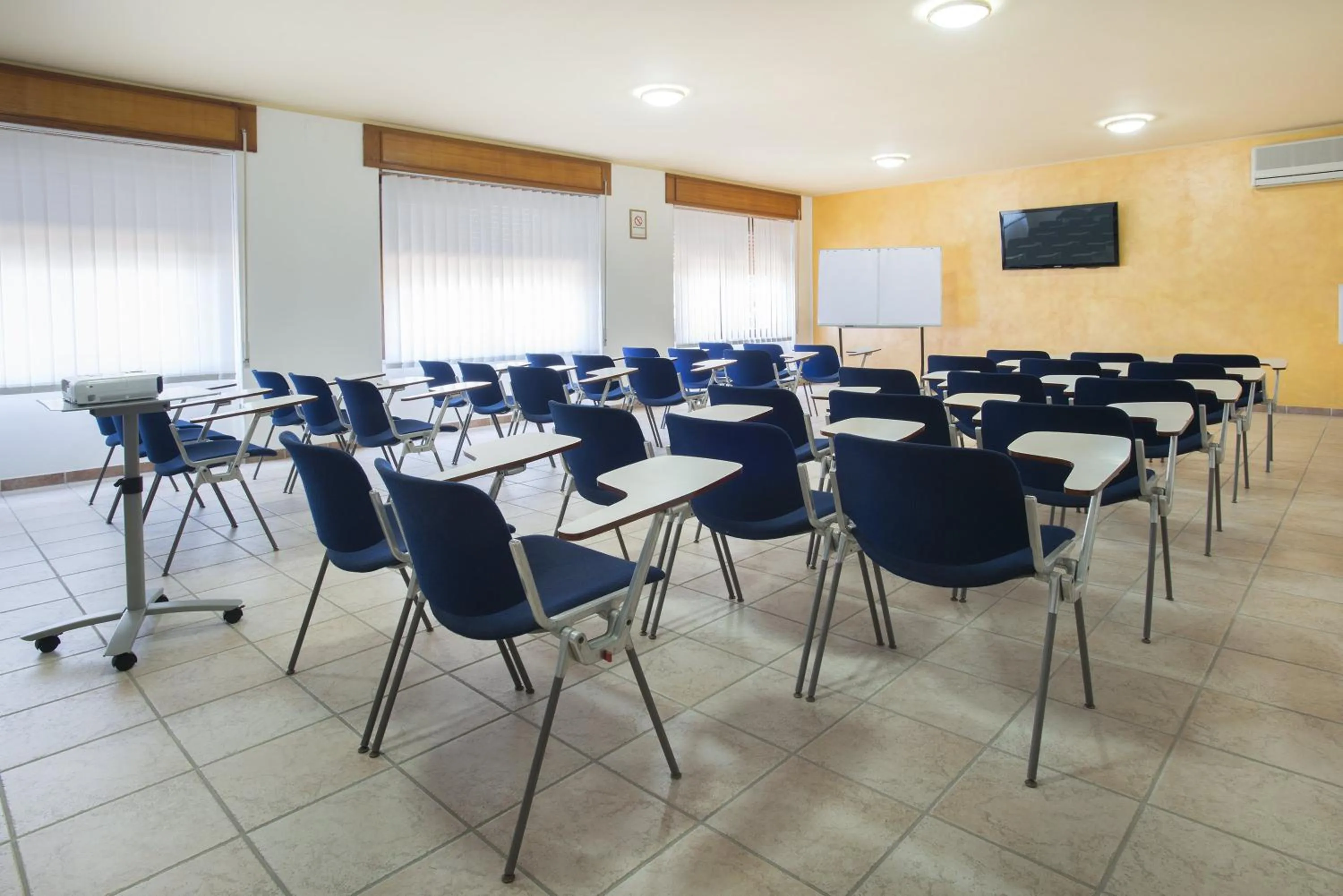 Communal lounge/ TV room in Hotel Oasis