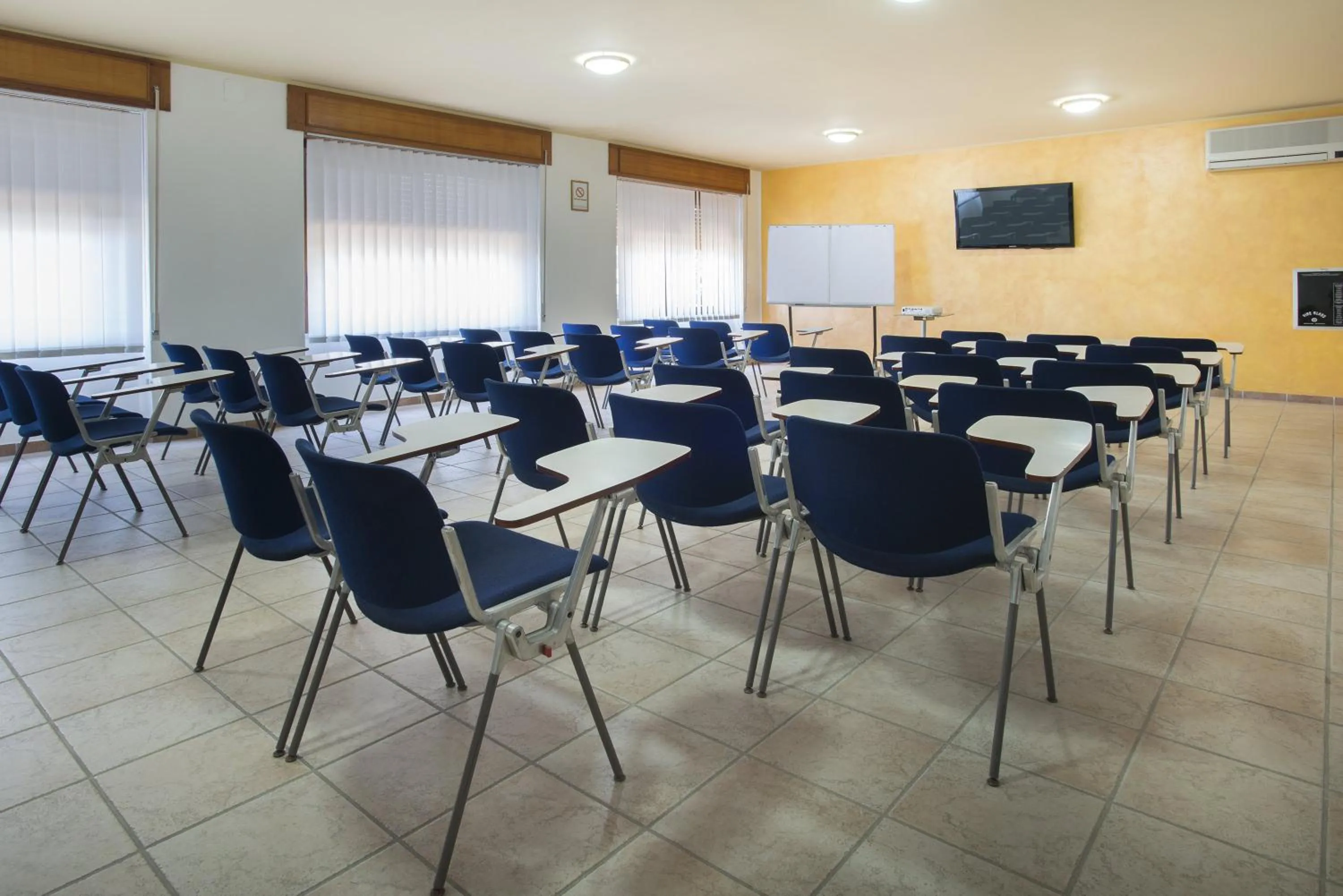 Communal lounge/ TV room in Hotel Oasis