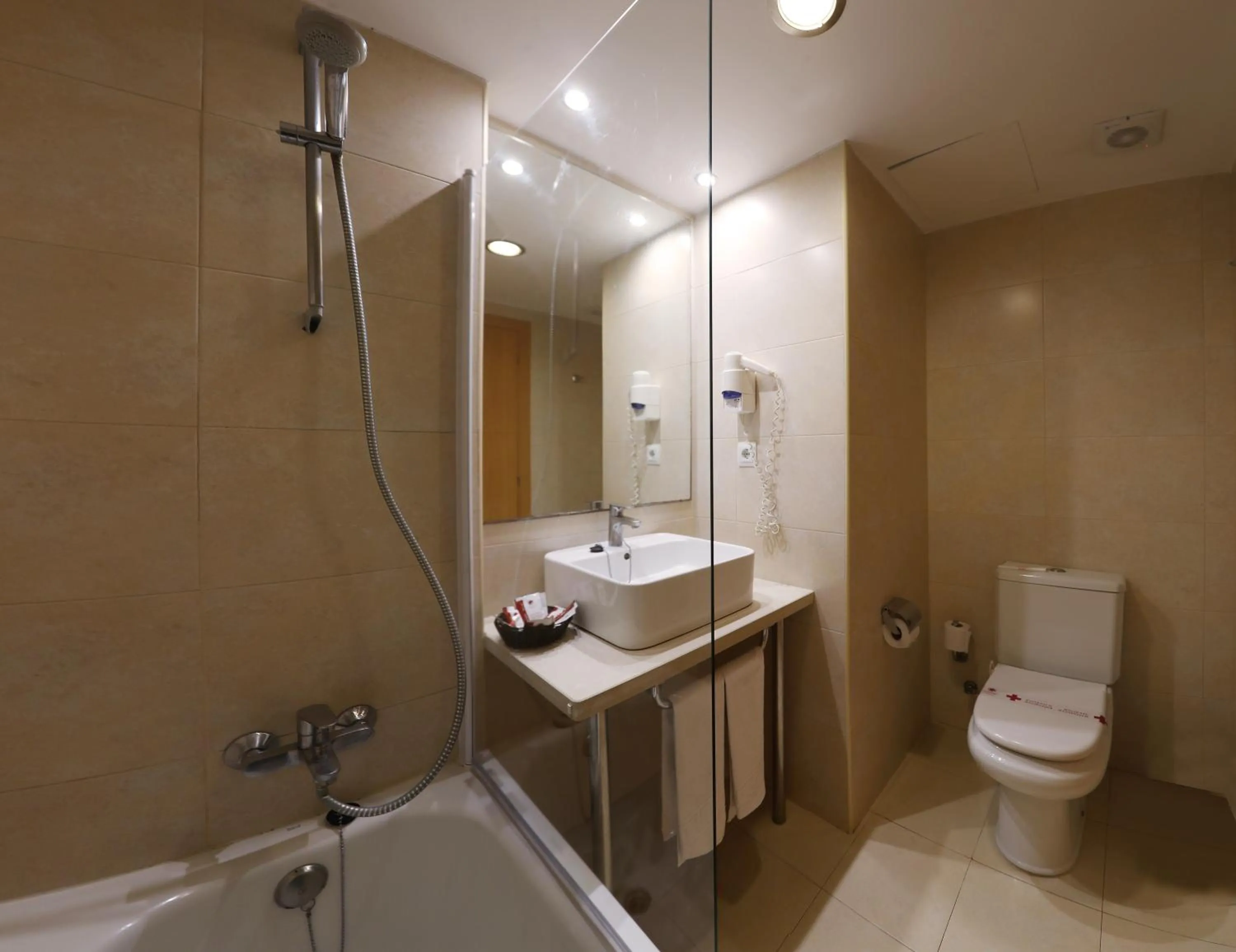 Toilet in Hotel Guitart Central Park Aqua Resort