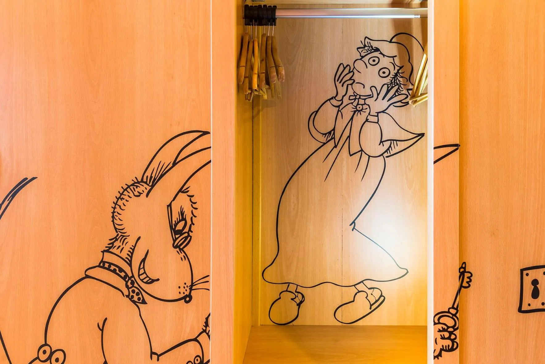 wardrobe in Hotel Guitart Central Park Aqua Resort