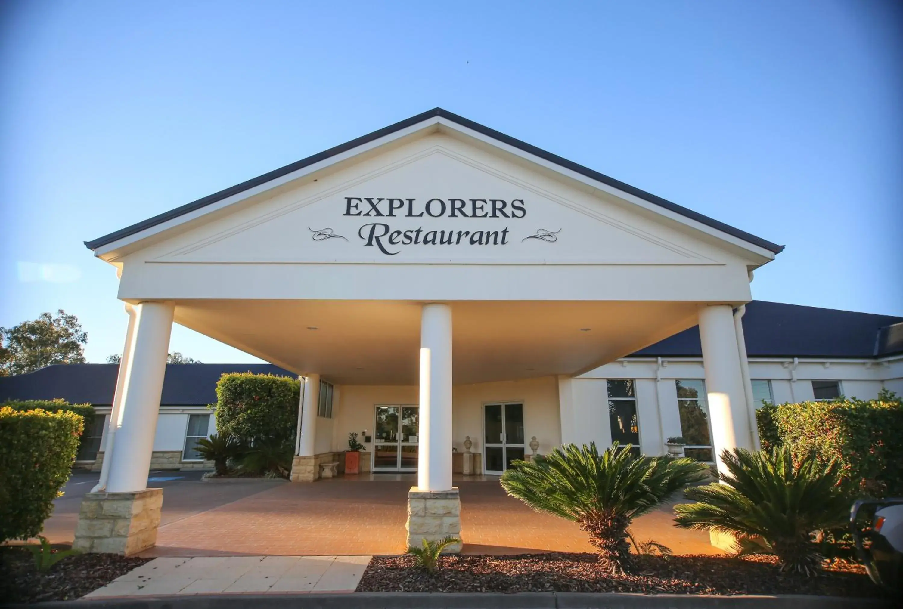 Property building in Roma Explorers Inn Property building in Roma Explorers Inn