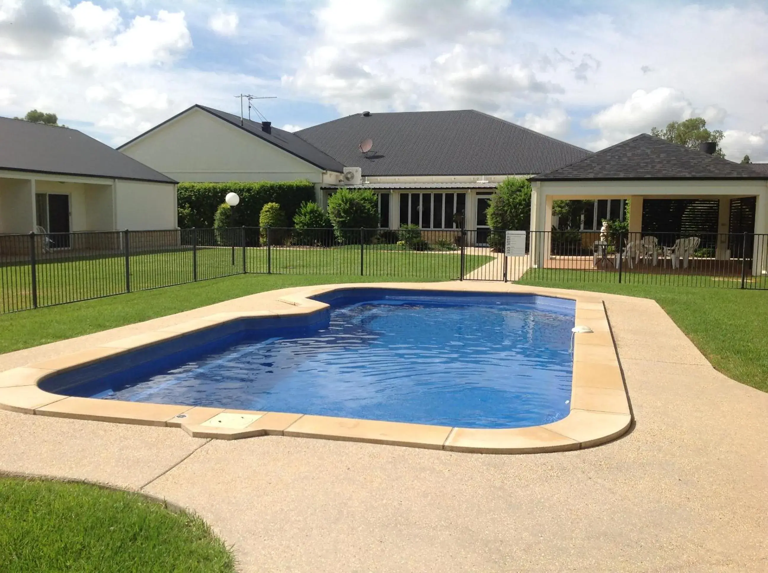 Swimming pool in Roma Explorers Inn Swimming pool in Roma Explorers Inn