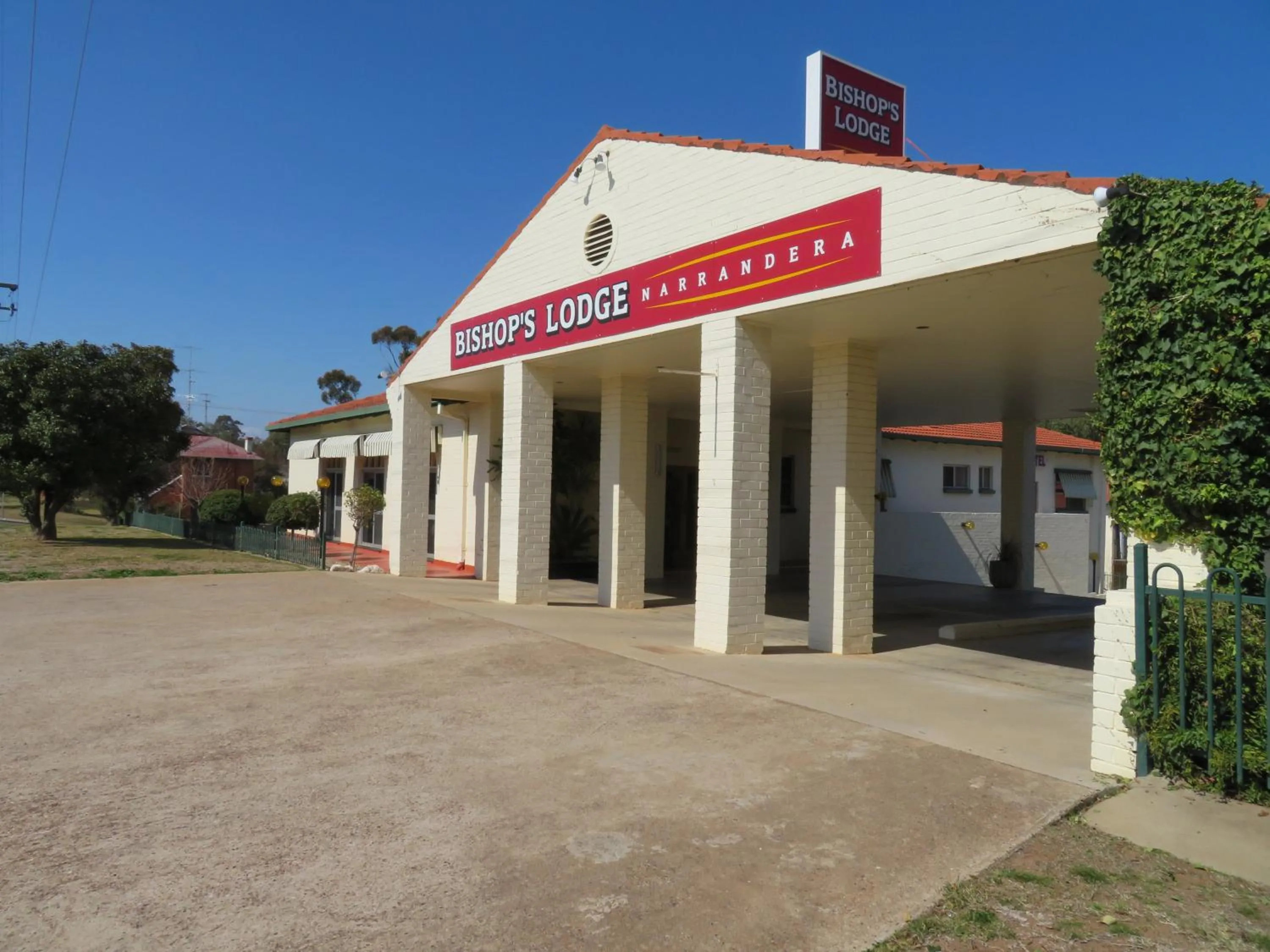 Facade/entrance in Bishops Lodge Narrandera