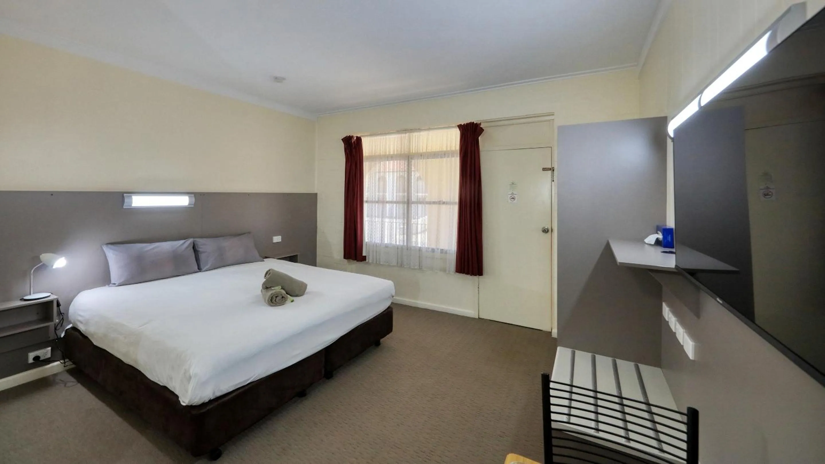 Bed in Bishops Lodge Narrandera