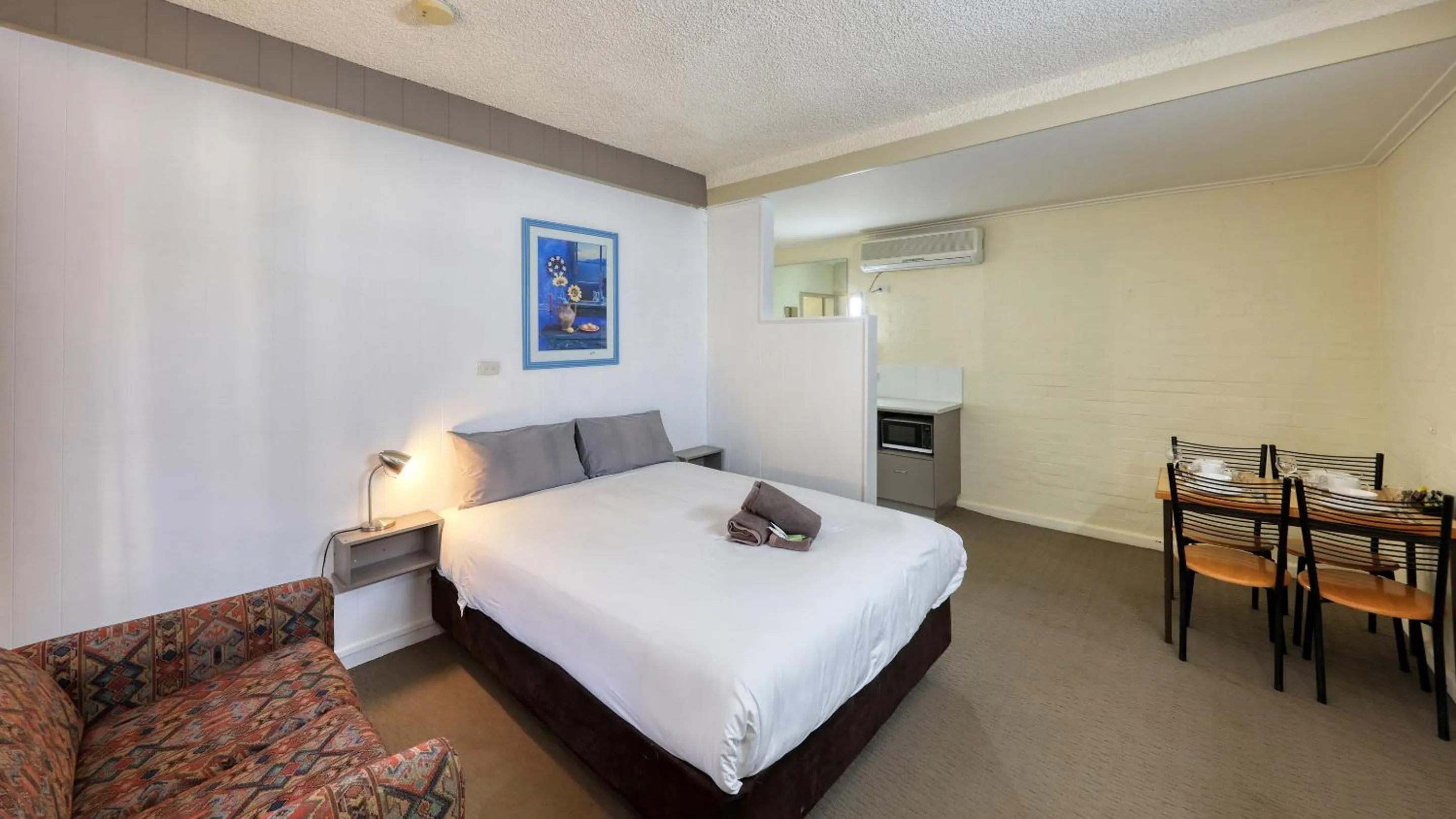 Bed in Bishops Lodge Narrandera