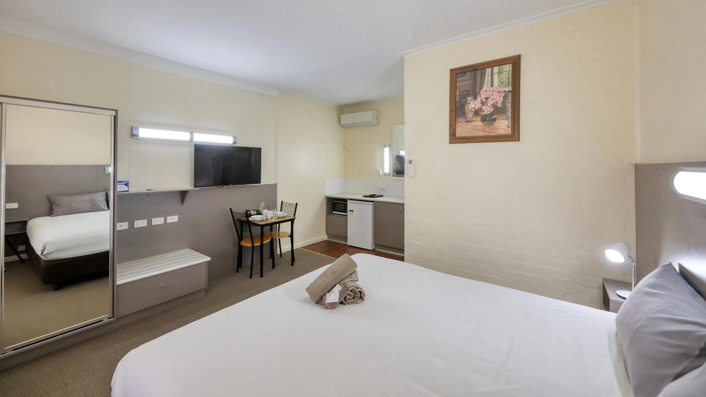 Bed in Bishops Lodge Narrandera