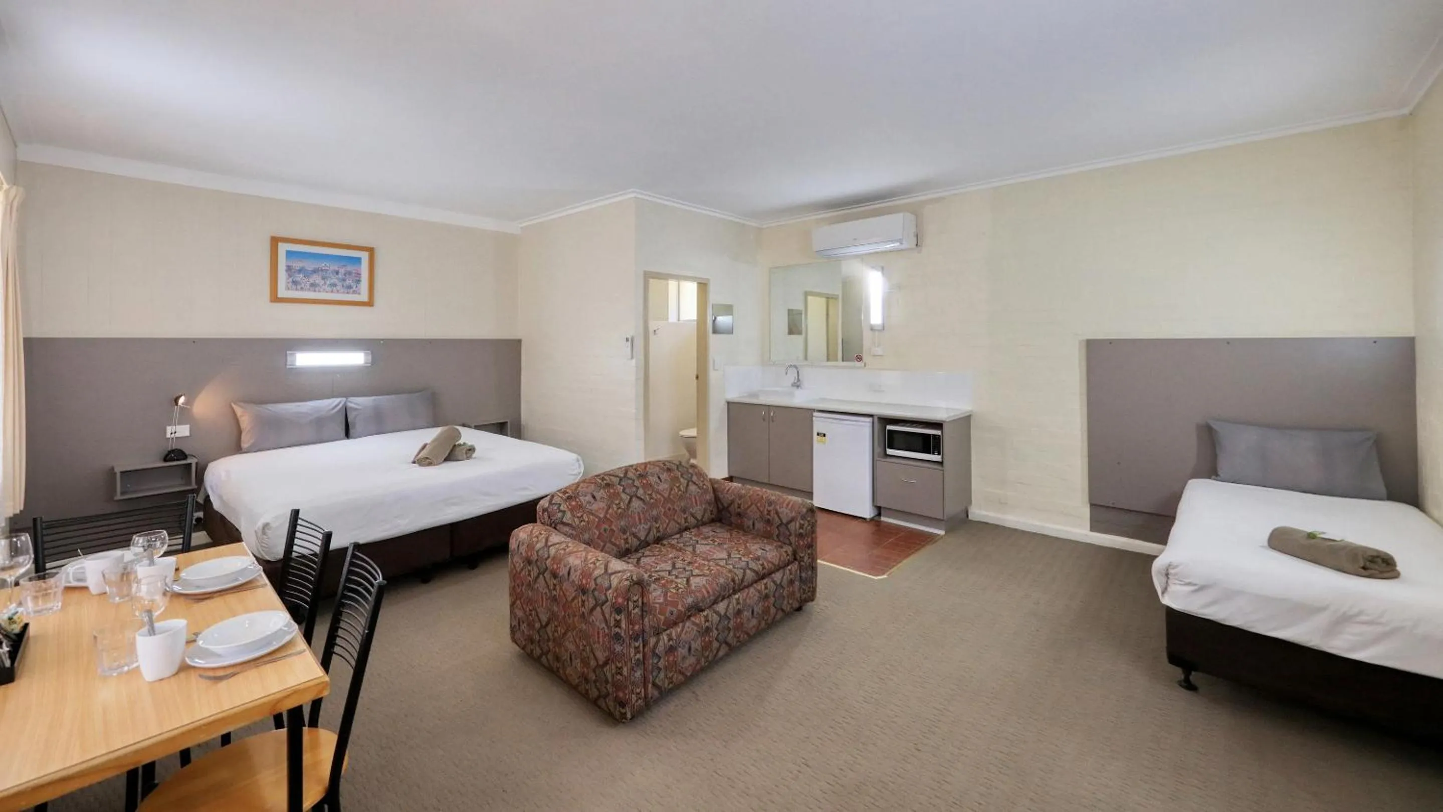 Bed in Bishops Lodge Narrandera