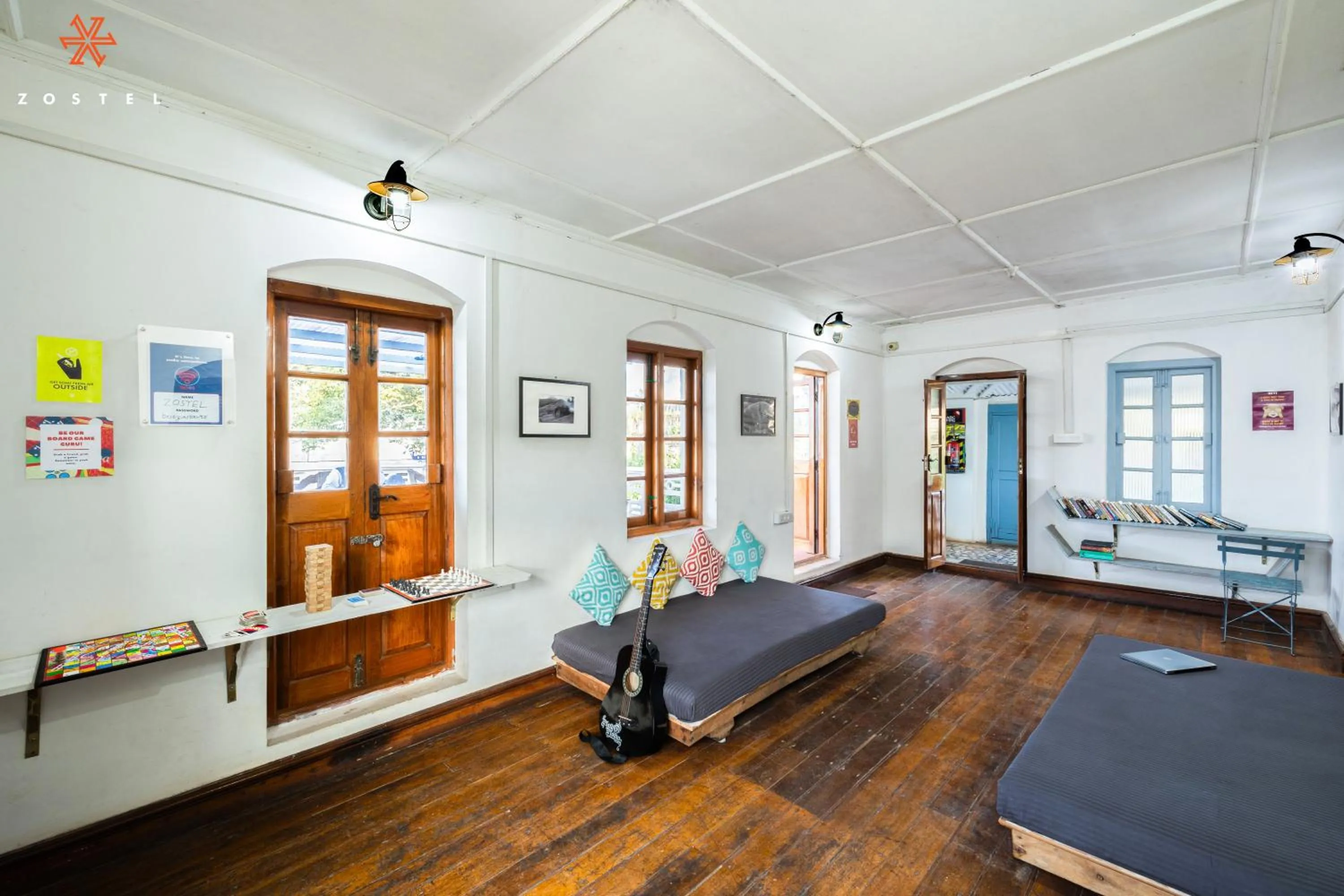 Communal lounge/ TV room, Bed in Zostel Ooty