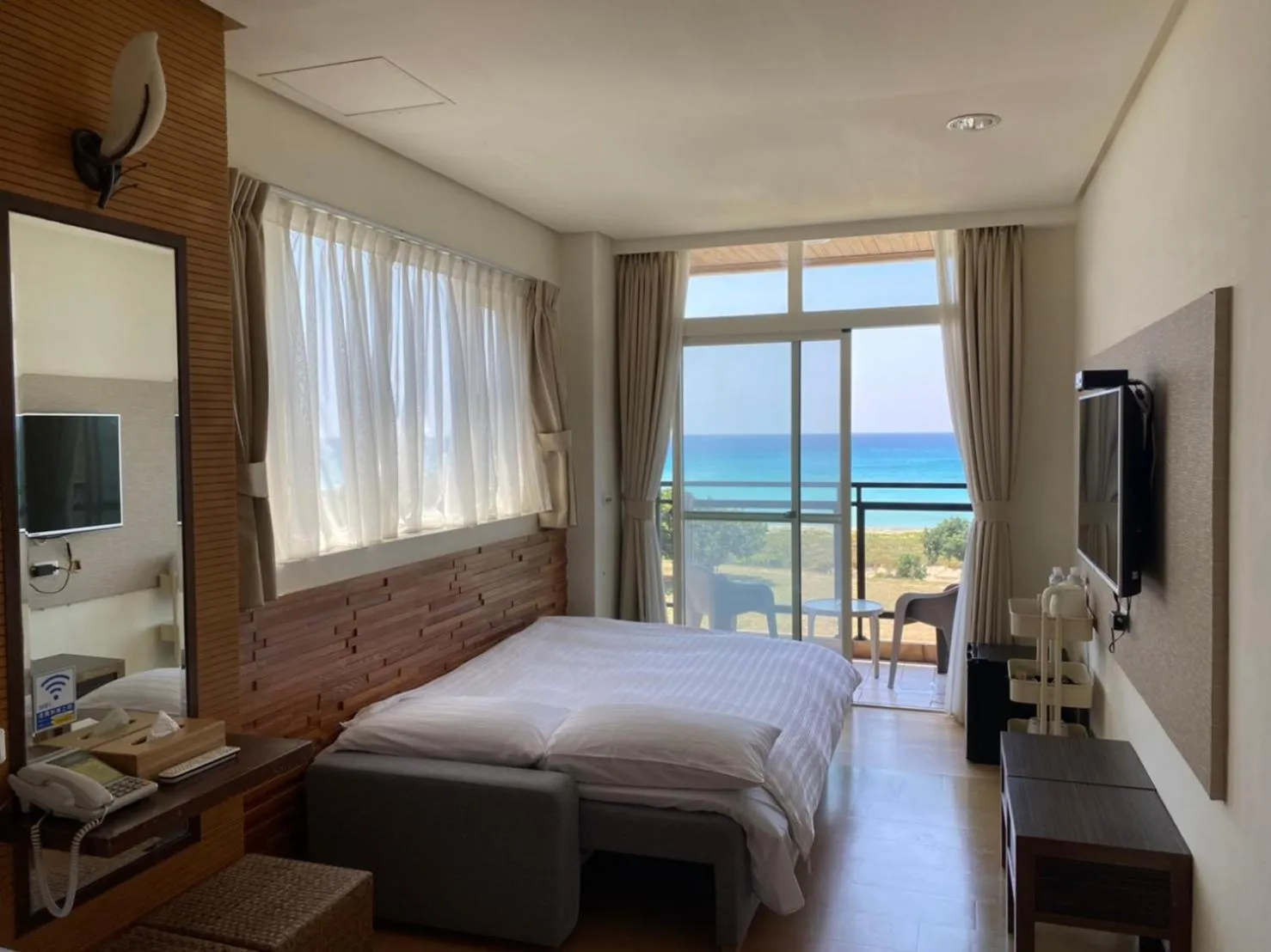 Photo of the whole room, Bed in LoveSea 126 Beach Inn