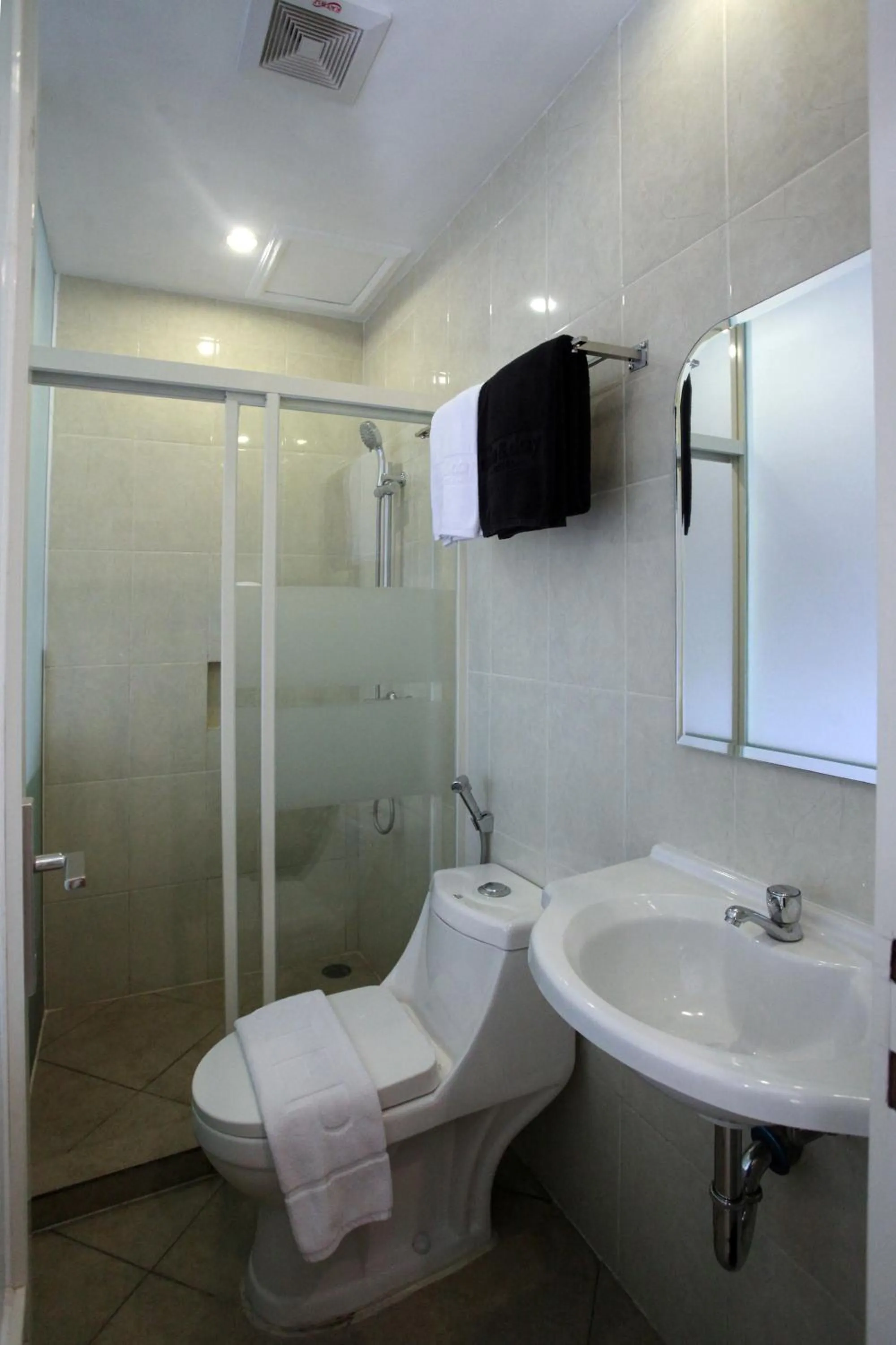 Shower in Nite & Day Surabaya - Gunungsari