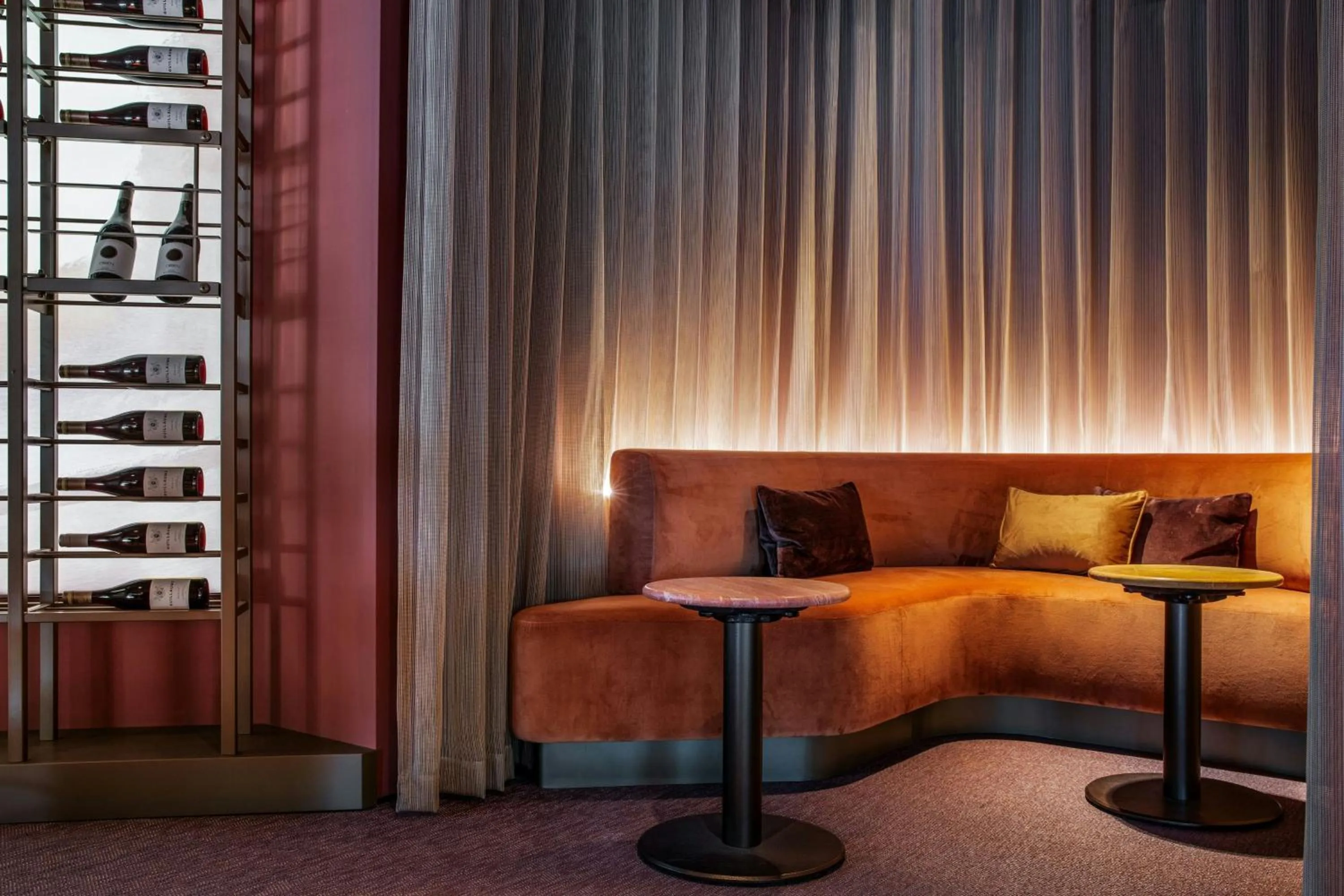 Lounge or bar, Bed in Amsterdam Marriott Hotel