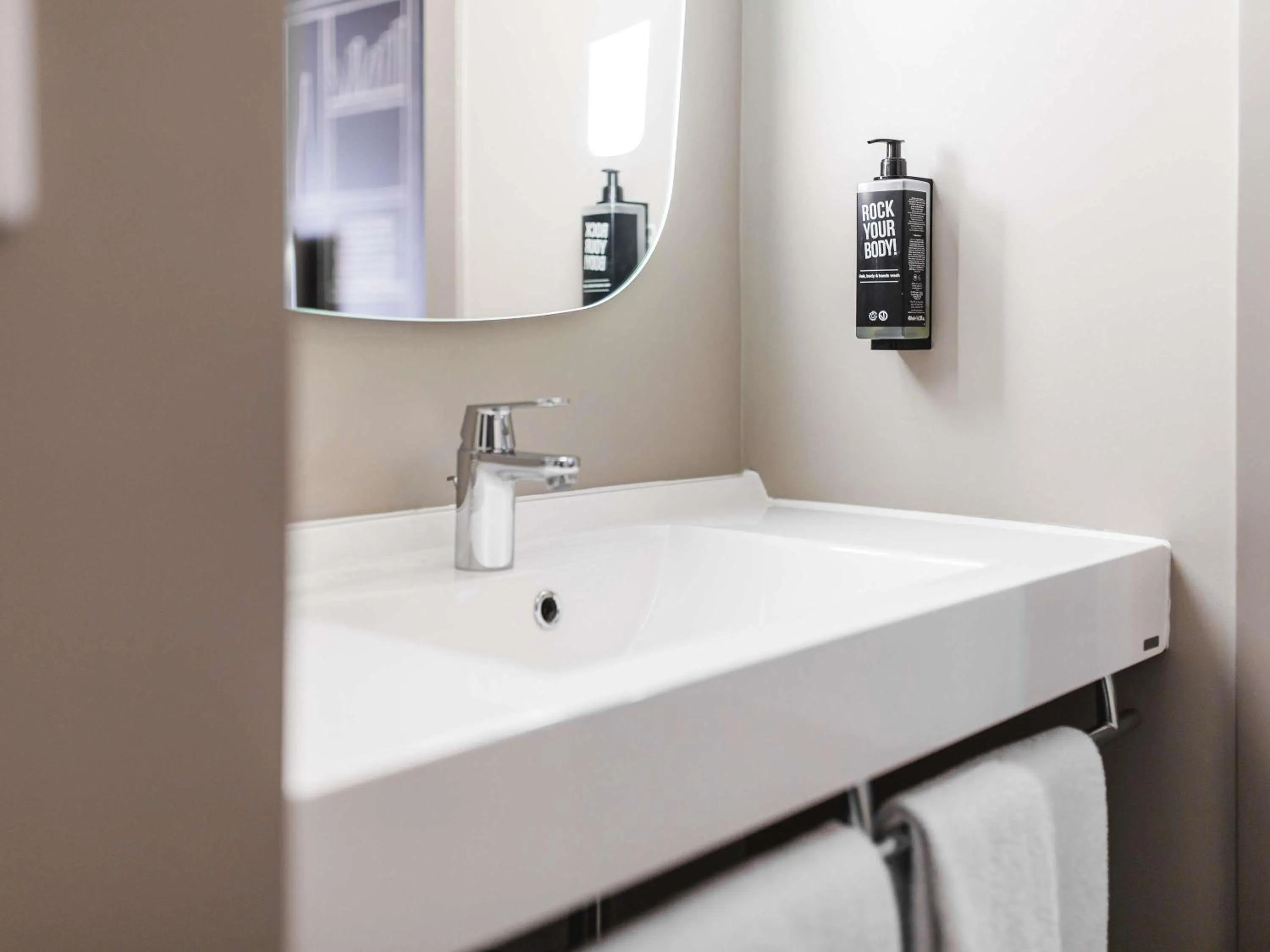 Bedroom in Ibis Wroclaw Centrum