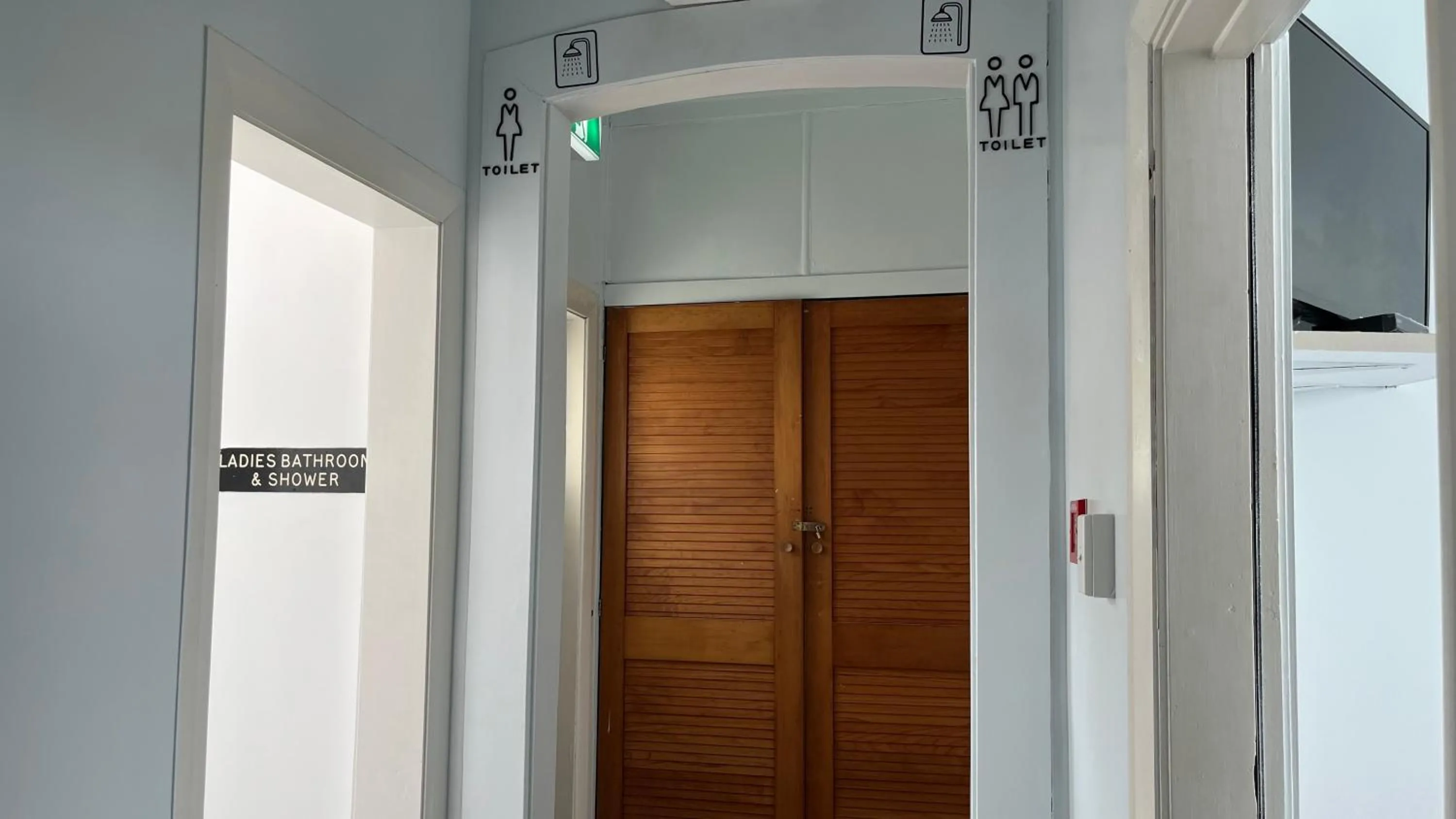 Budget Queen Room with Shared Bathroom - single occupancy in Railway Hotel Greymouth