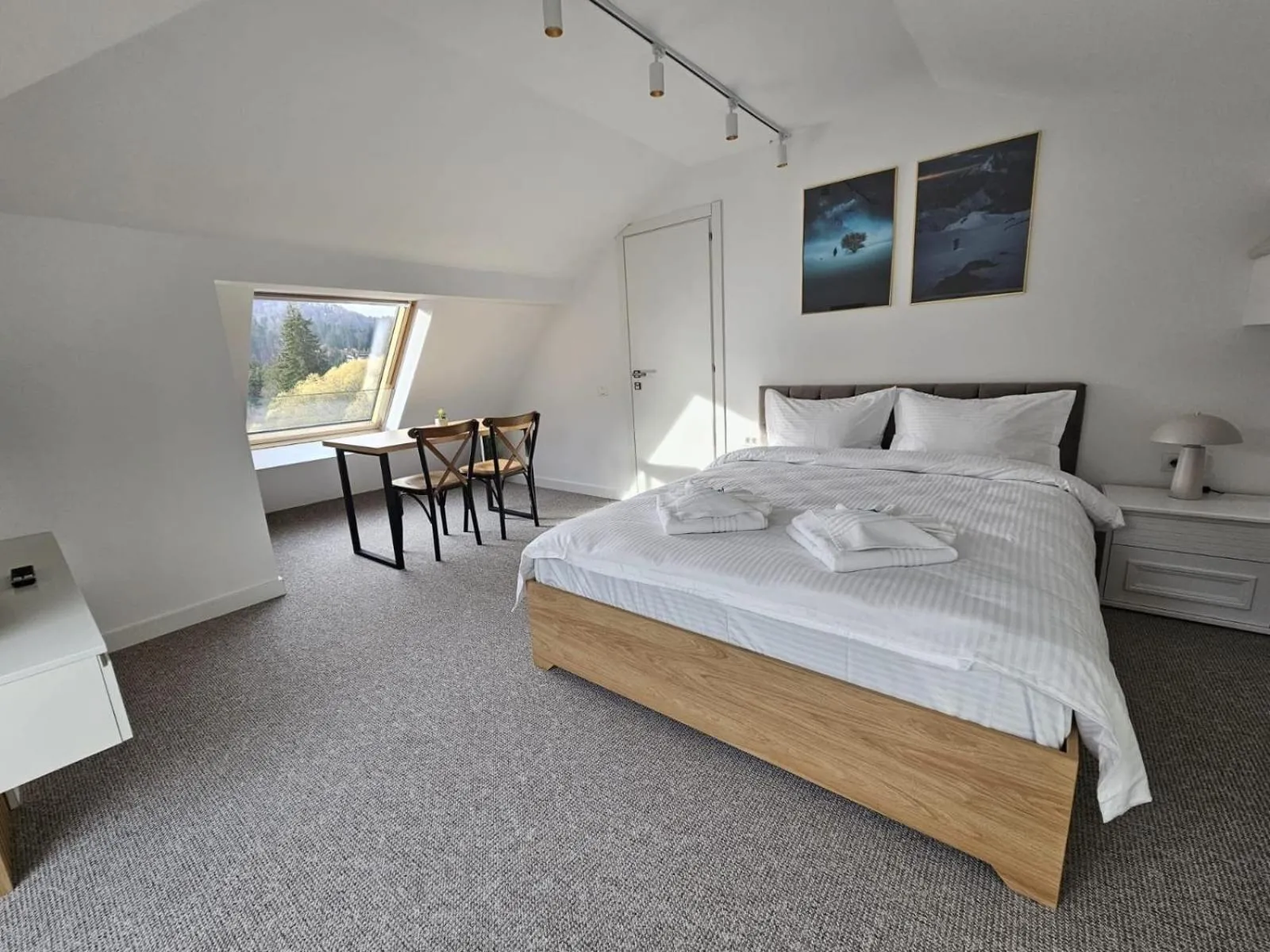 Two-Bedroom Deluxe Apartment in Camere de Inchiriat IGLOO