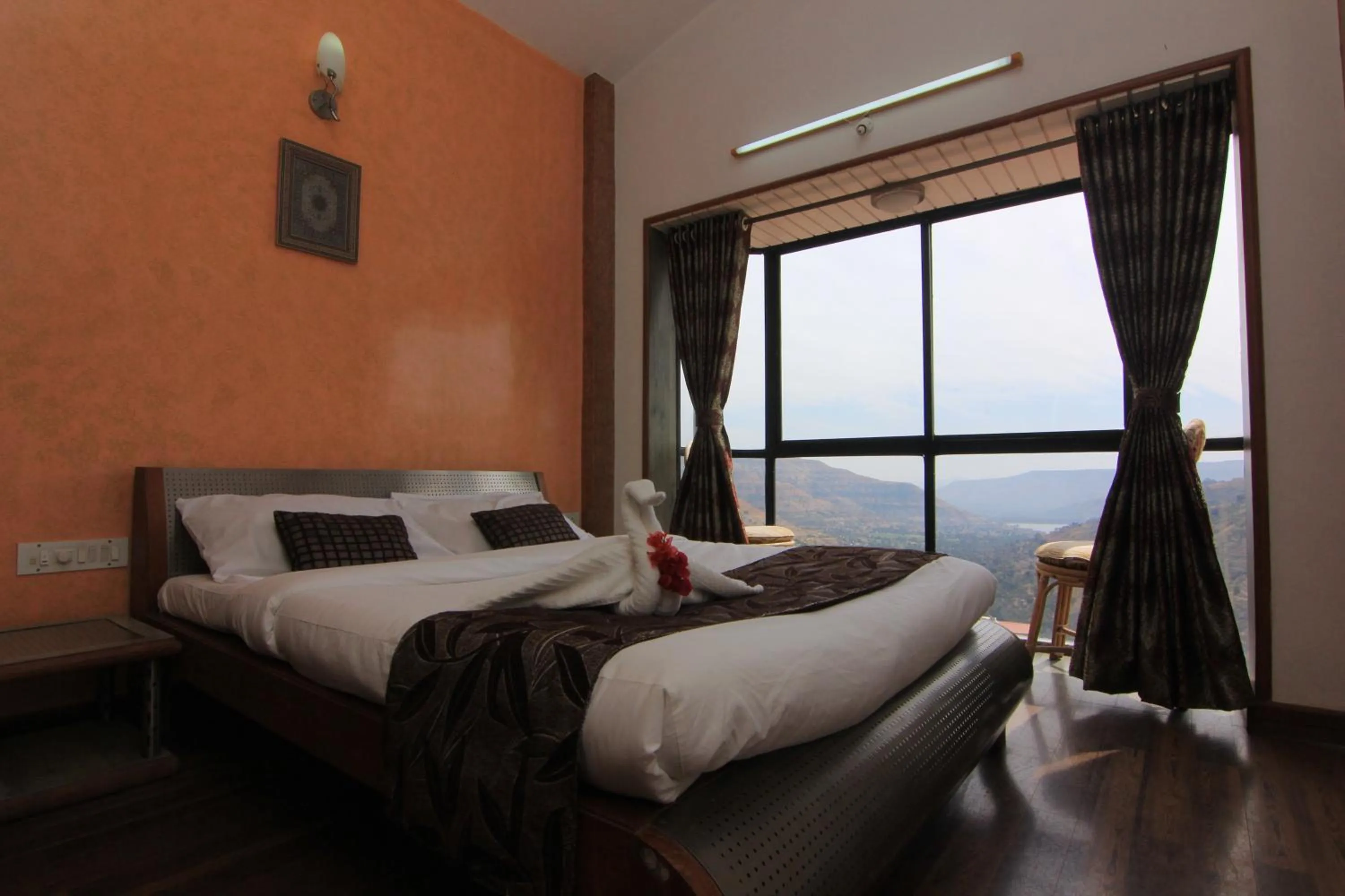 Lake view, Bed in Mount View Executive