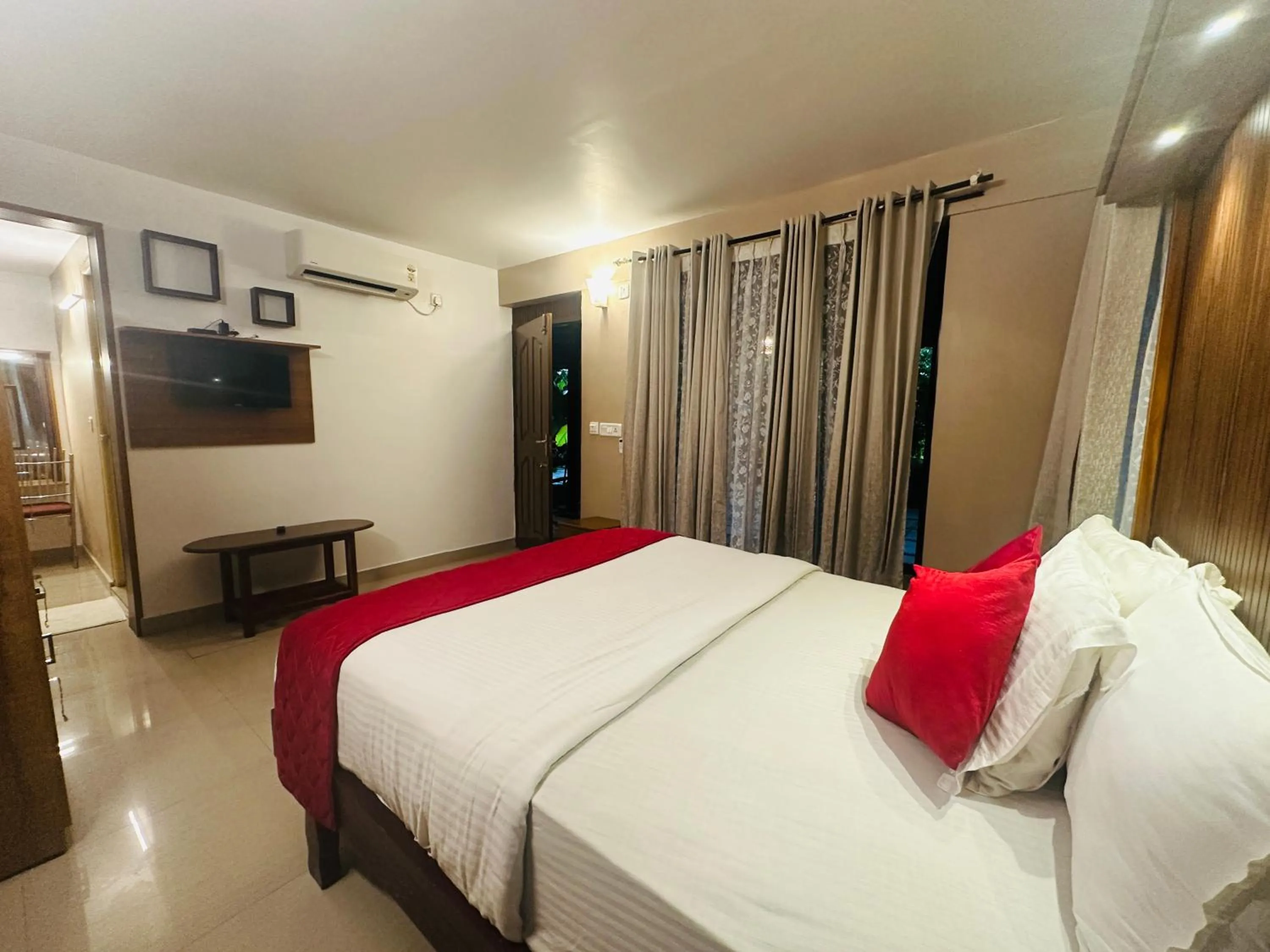 Bed in Lake N River Resort Munroe Island