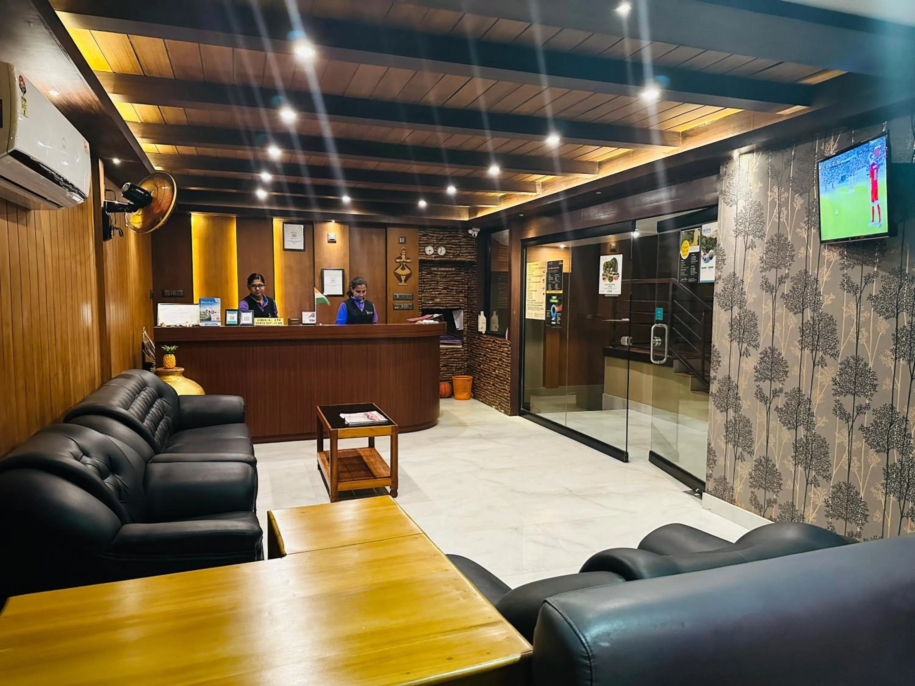 Communal lounge/ TV room in Lake N River Resort Munroe Island