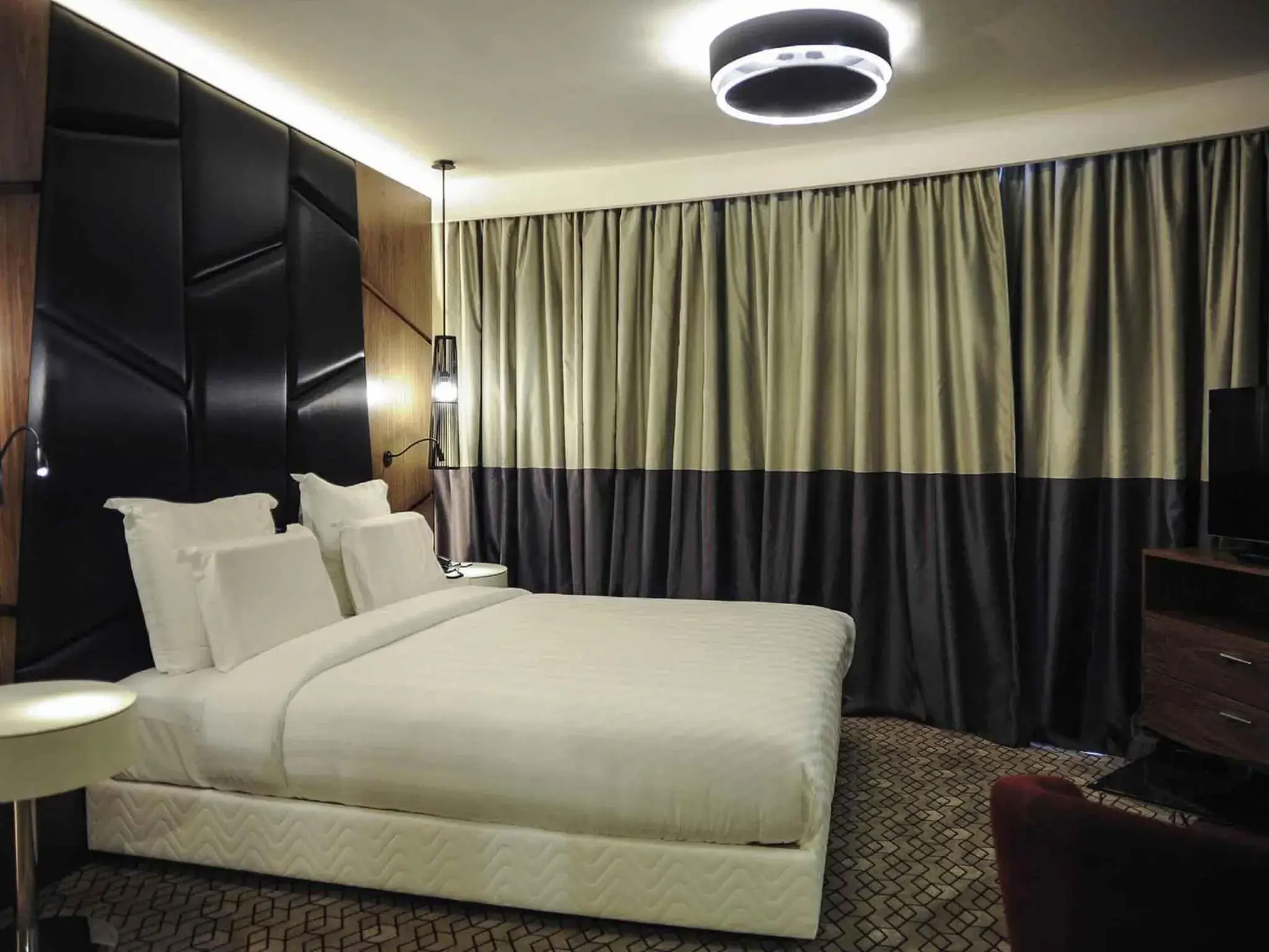 Bedroom, Bed in Pullman Istanbul Hotel & Convention Center Bedroom, Bed in Pullman Istanbul Hotel & Convention Center