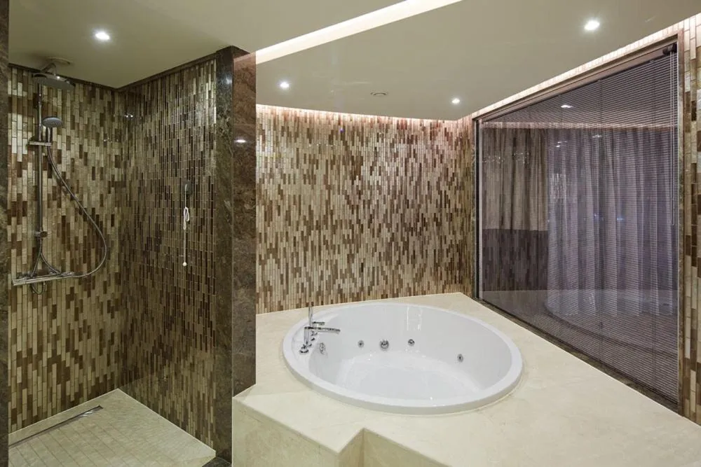 Bath in Pullman Istanbul Hotel & Convention Center