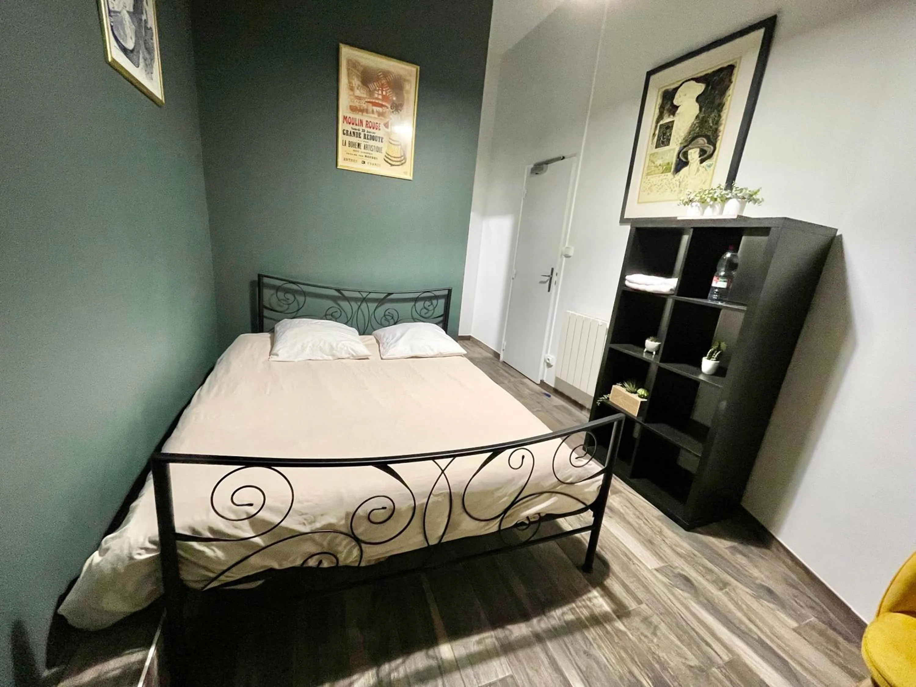 Photo of the whole room, Bed in LE Globe