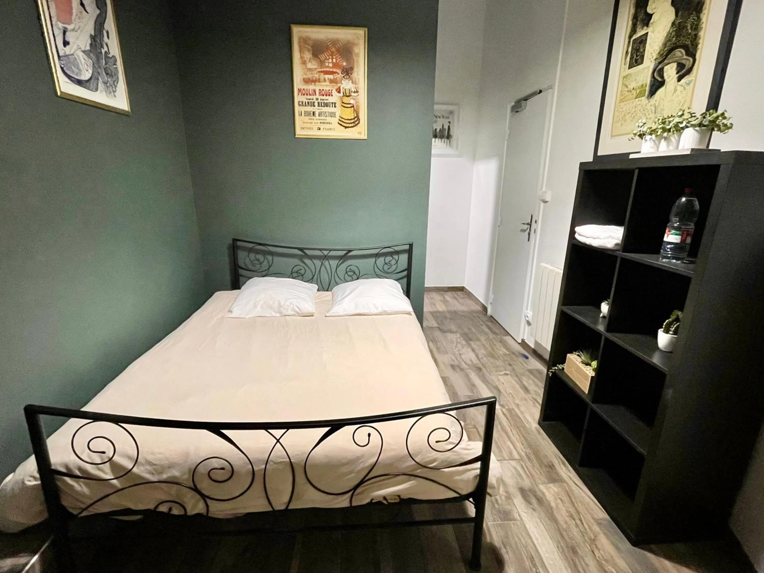 Bedroom, Bed in LE Globe