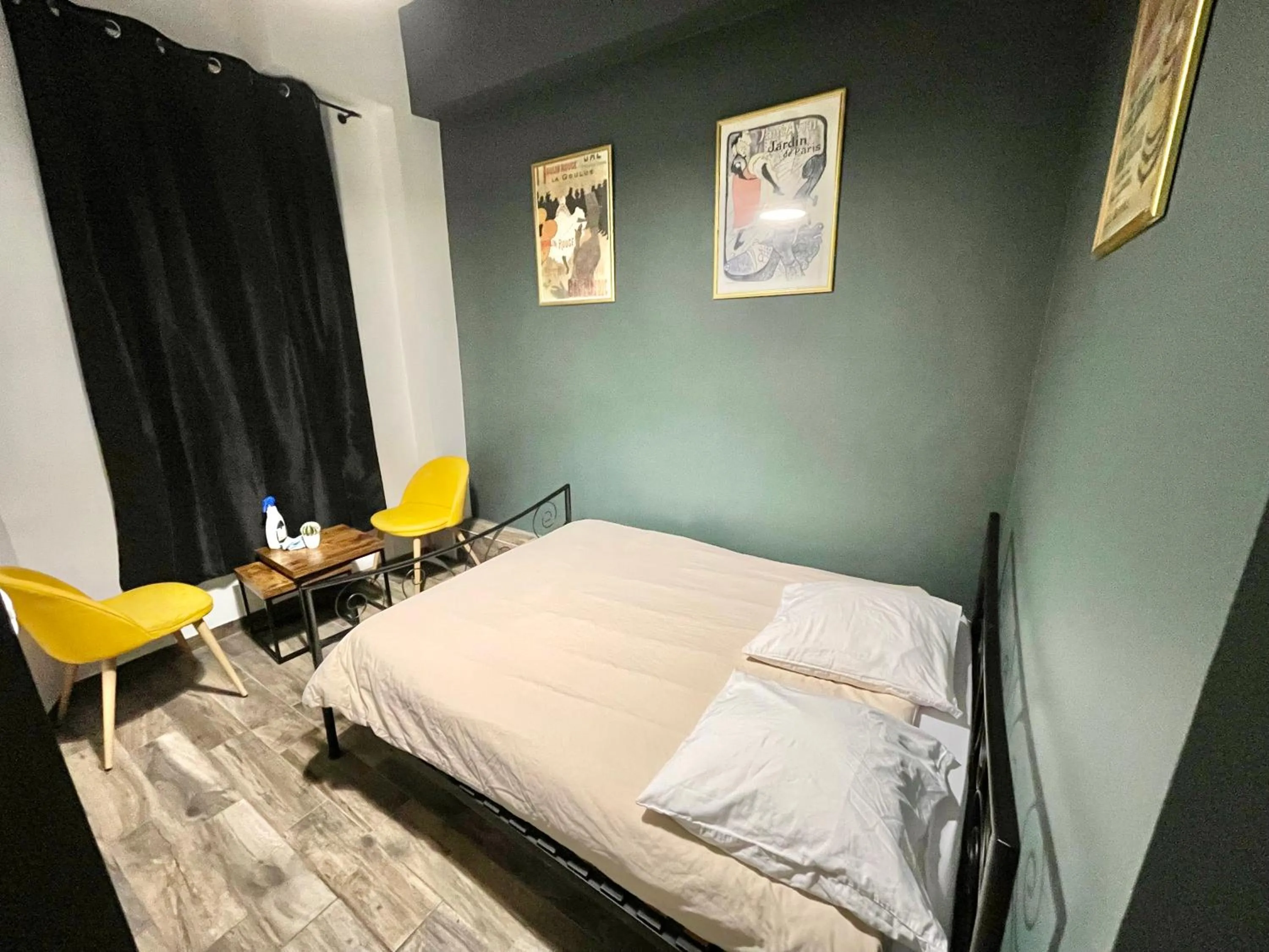 Photo of the whole room, Bed in LE Globe