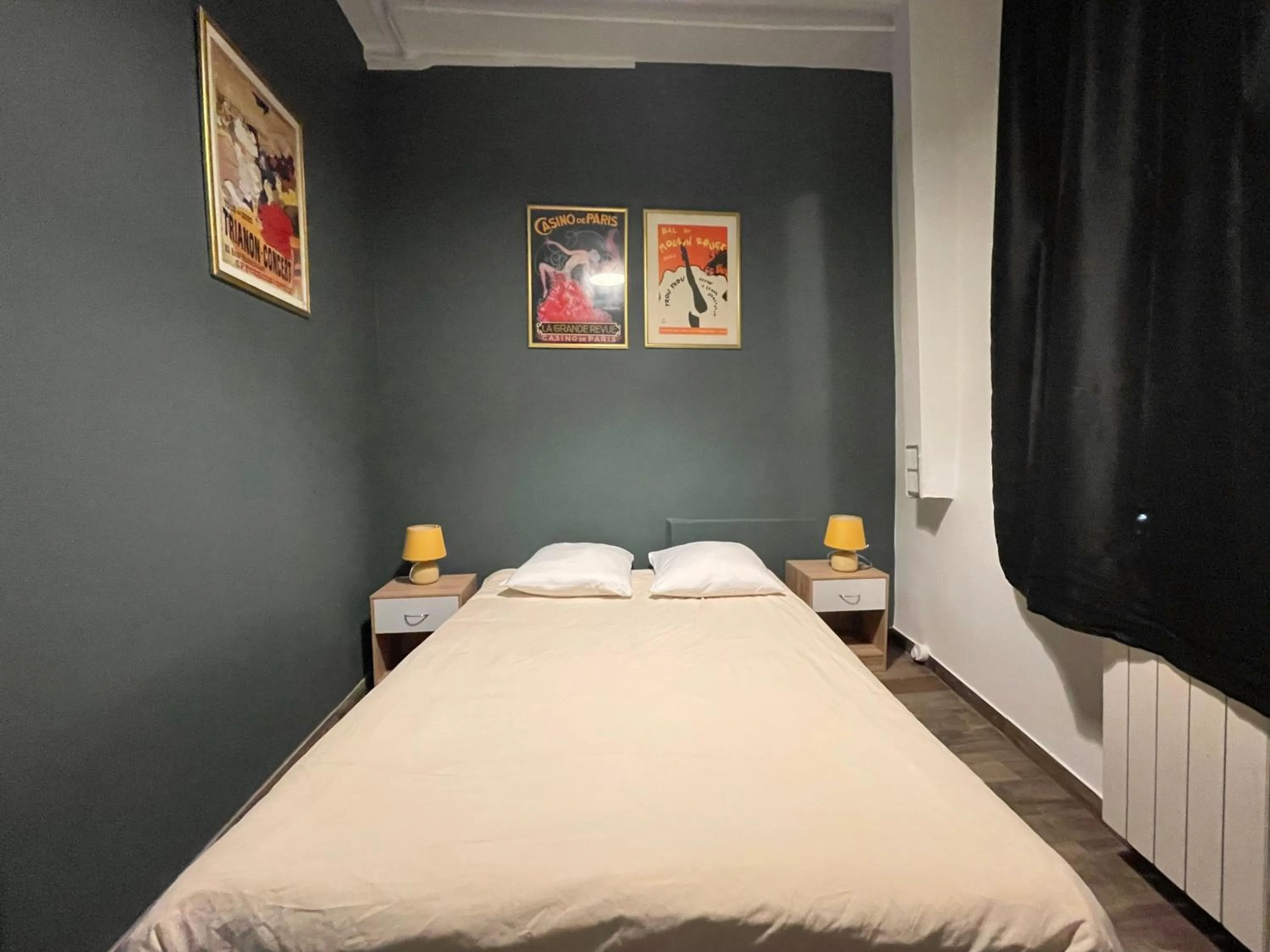 Bedroom, Bed in LE Globe