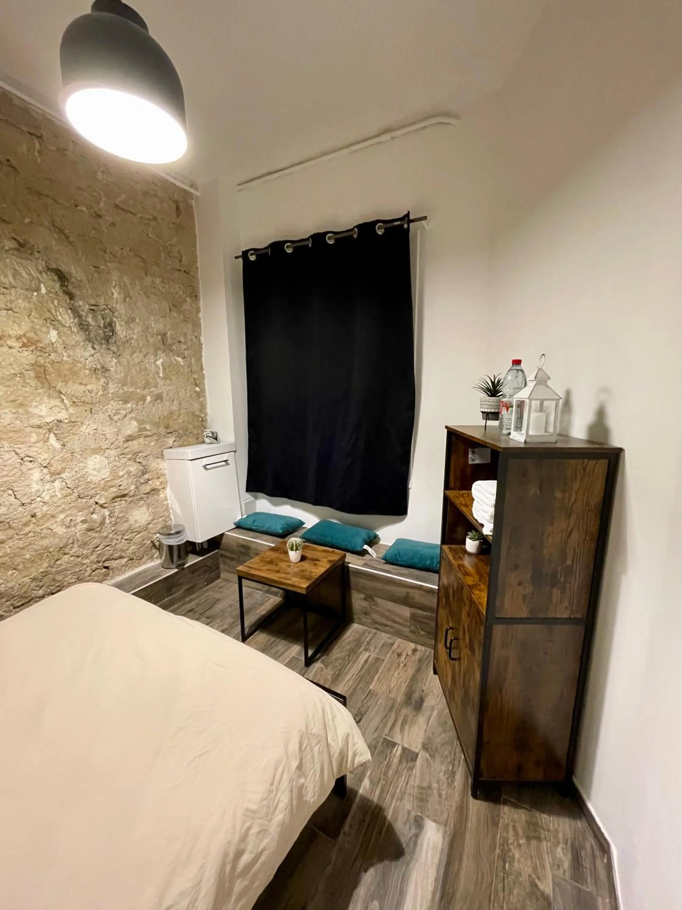 Bedroom, Bed in LE Globe